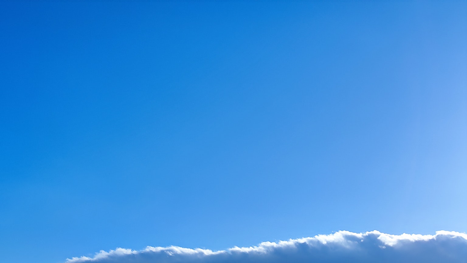 Ciel bleu vibrant avec une douce couche de nuages blancs