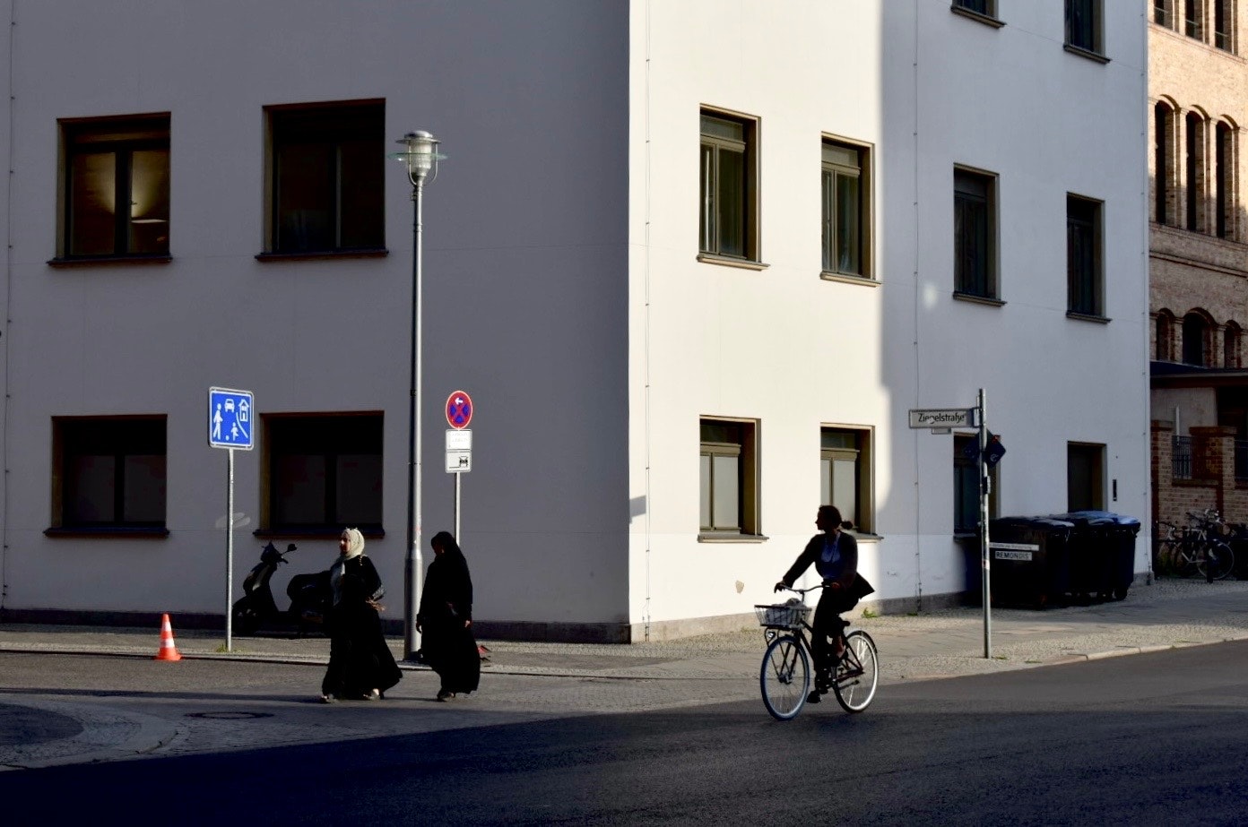 Straßenszene in Berlin mit Radfahrer und Straßenlaterne