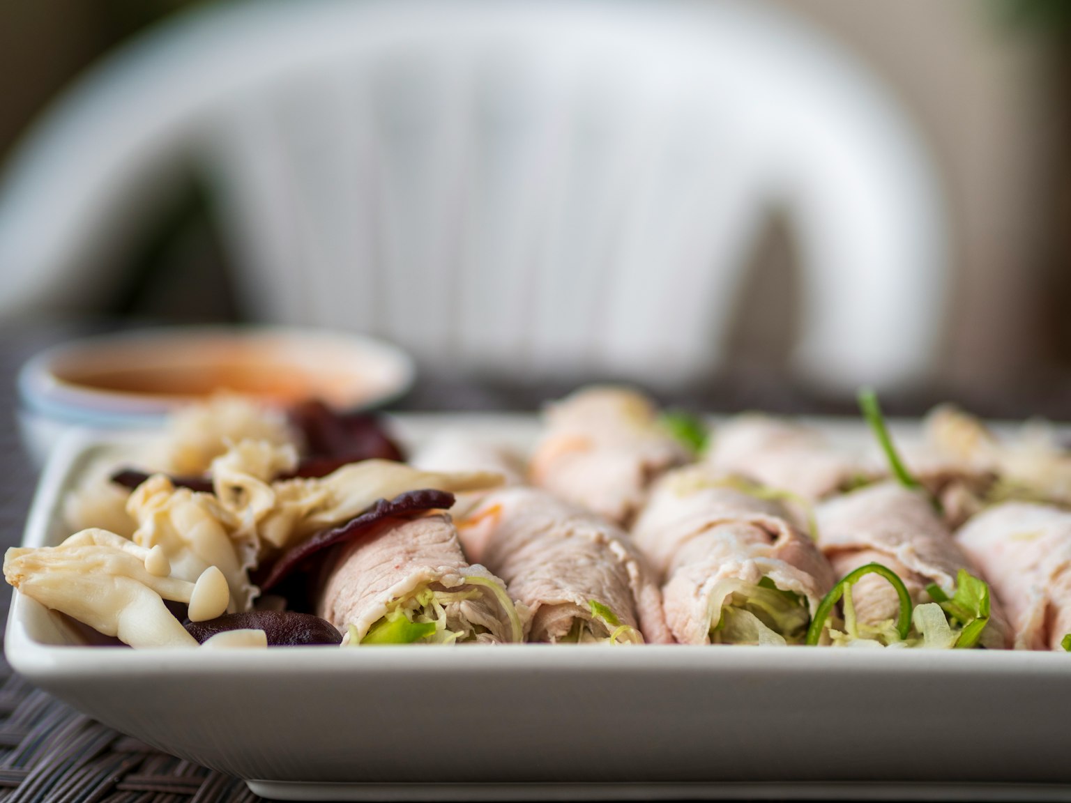 Platte mit frischen Frühlingsrollen und Dip-Sauce