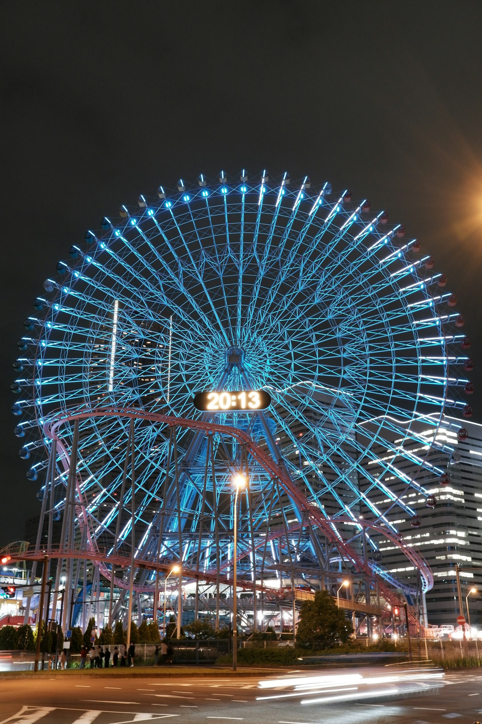 一個明亮的藍色摩天輪和城市夜景