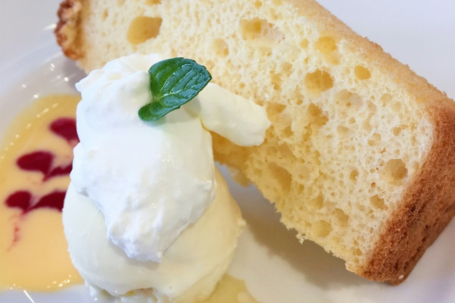 ของหวานที่มีเค้กฟองน้ำ ไอศกรีมครีม และใบสะระแหน่