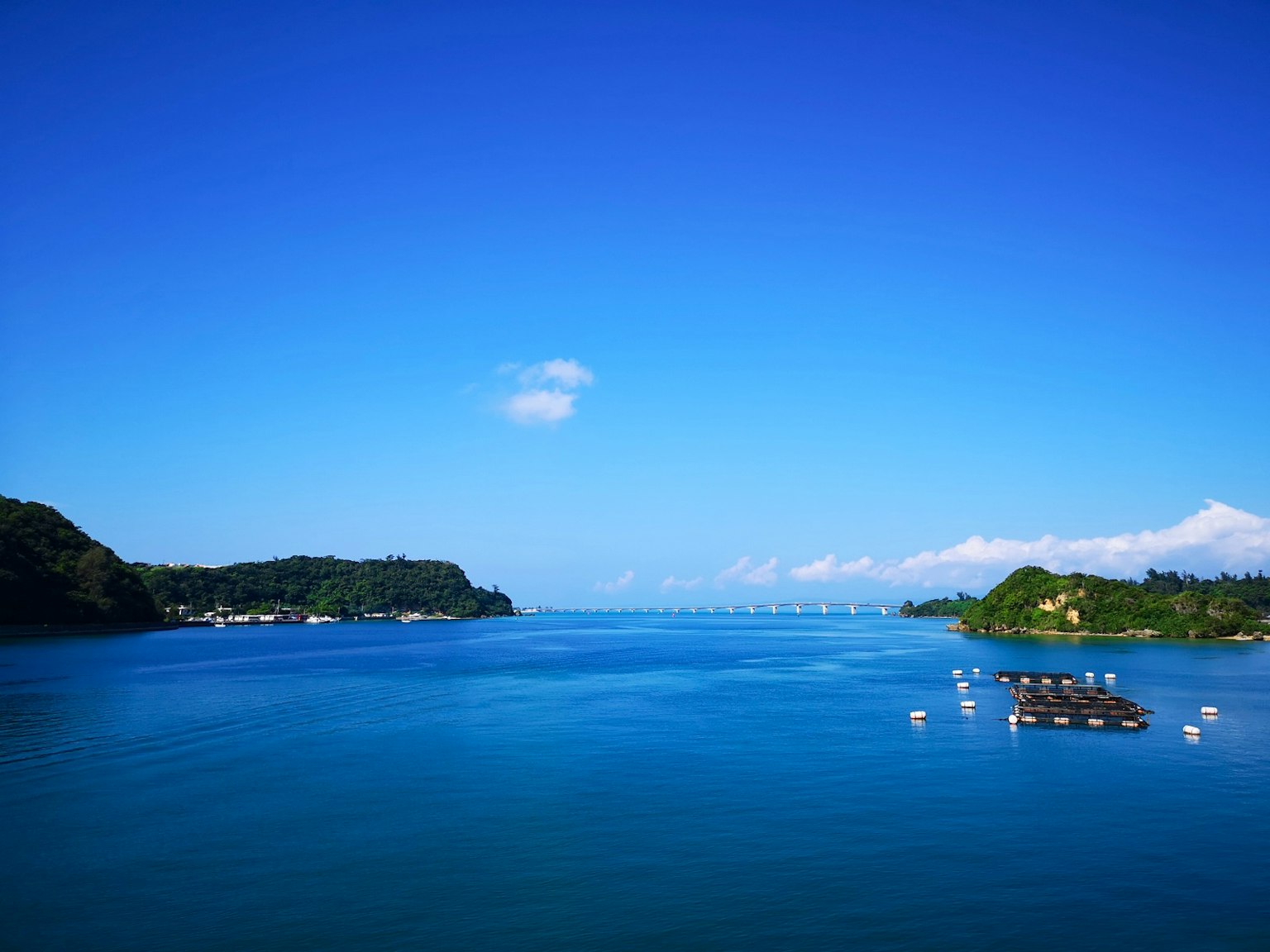 Vista escénica de un mar y cielo azules con islas y barcos