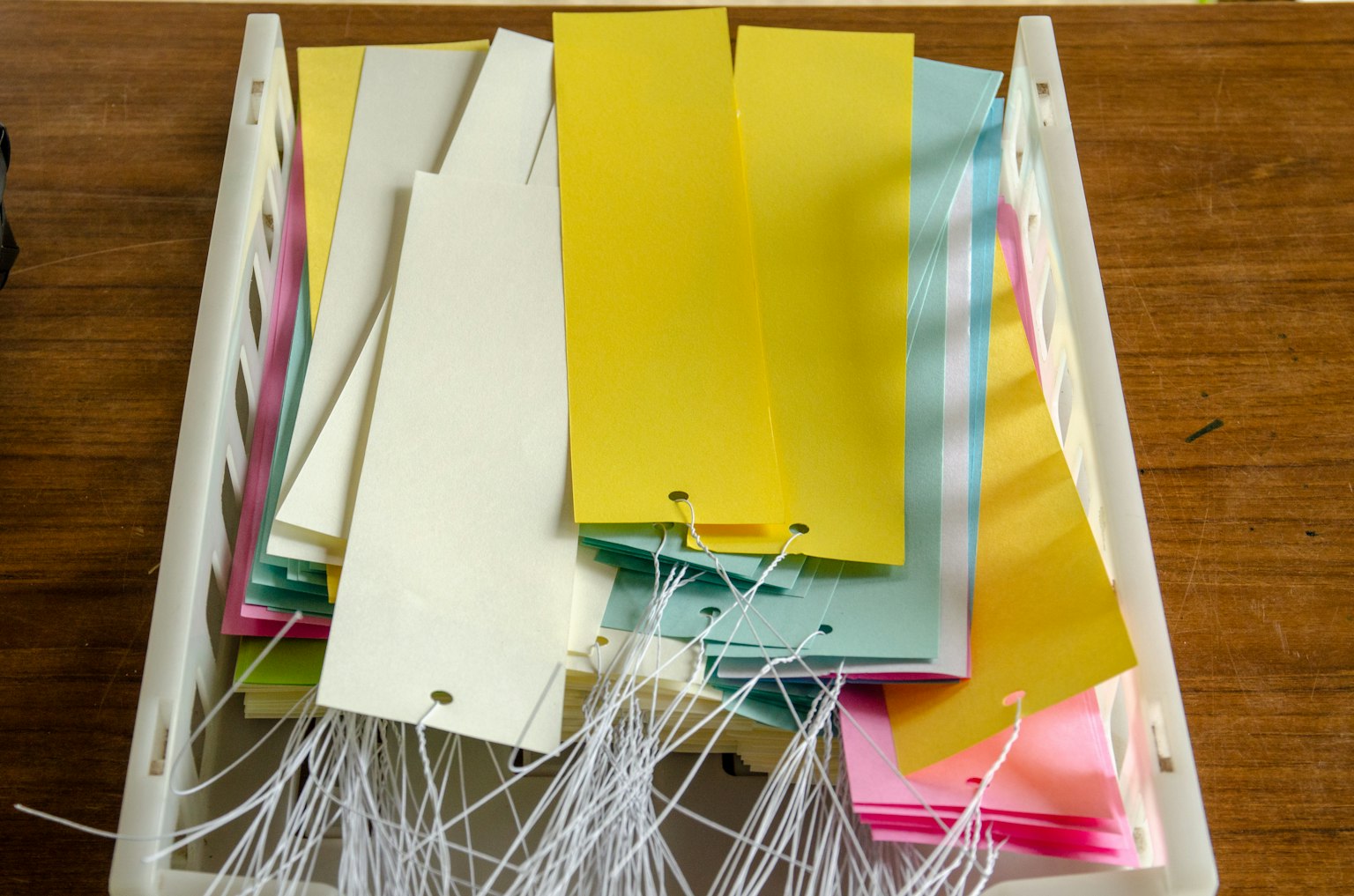 Label kertas berwarna-warni dalam laci