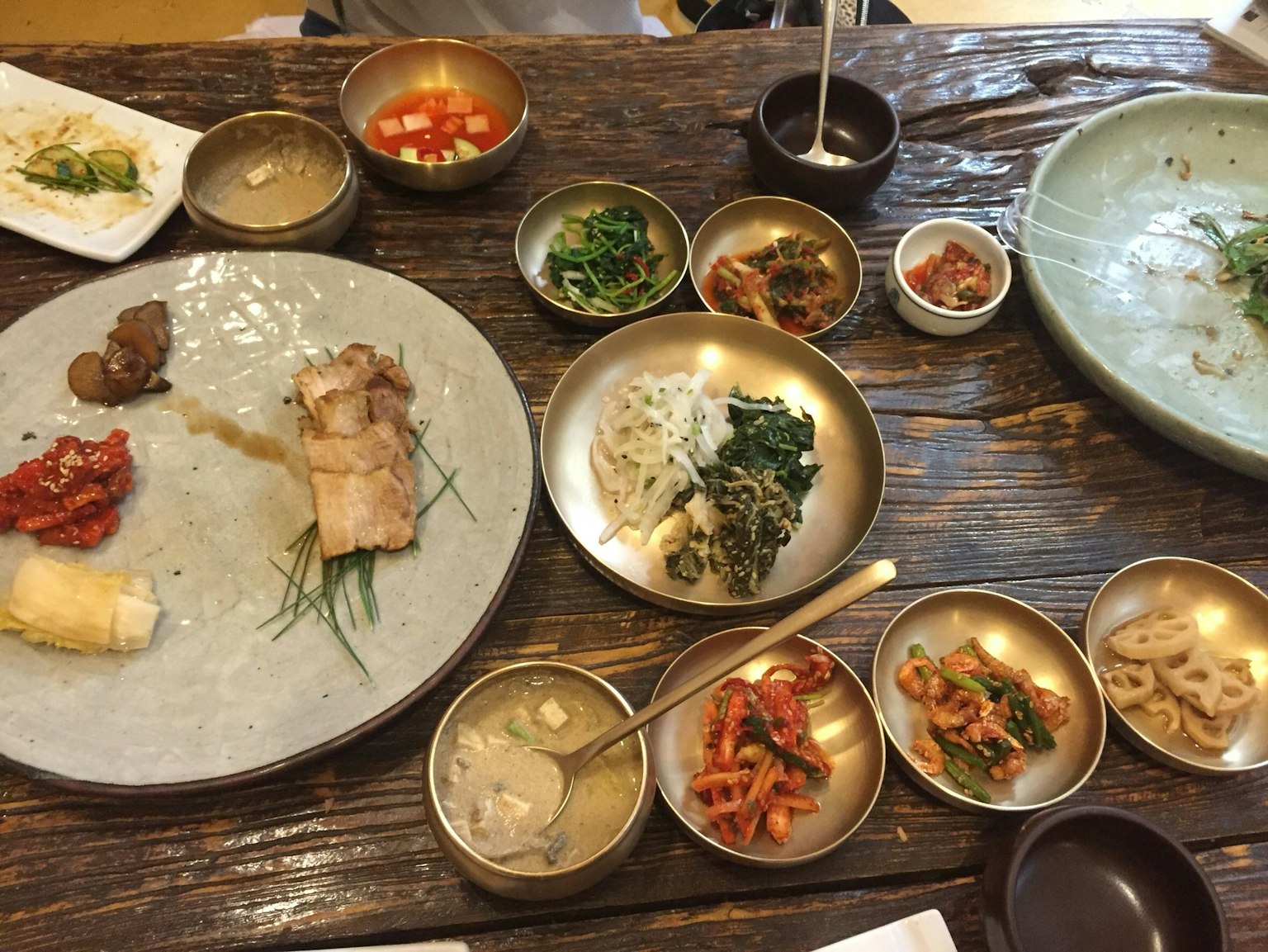 桌子上摆放着各种韩国菜和小菜