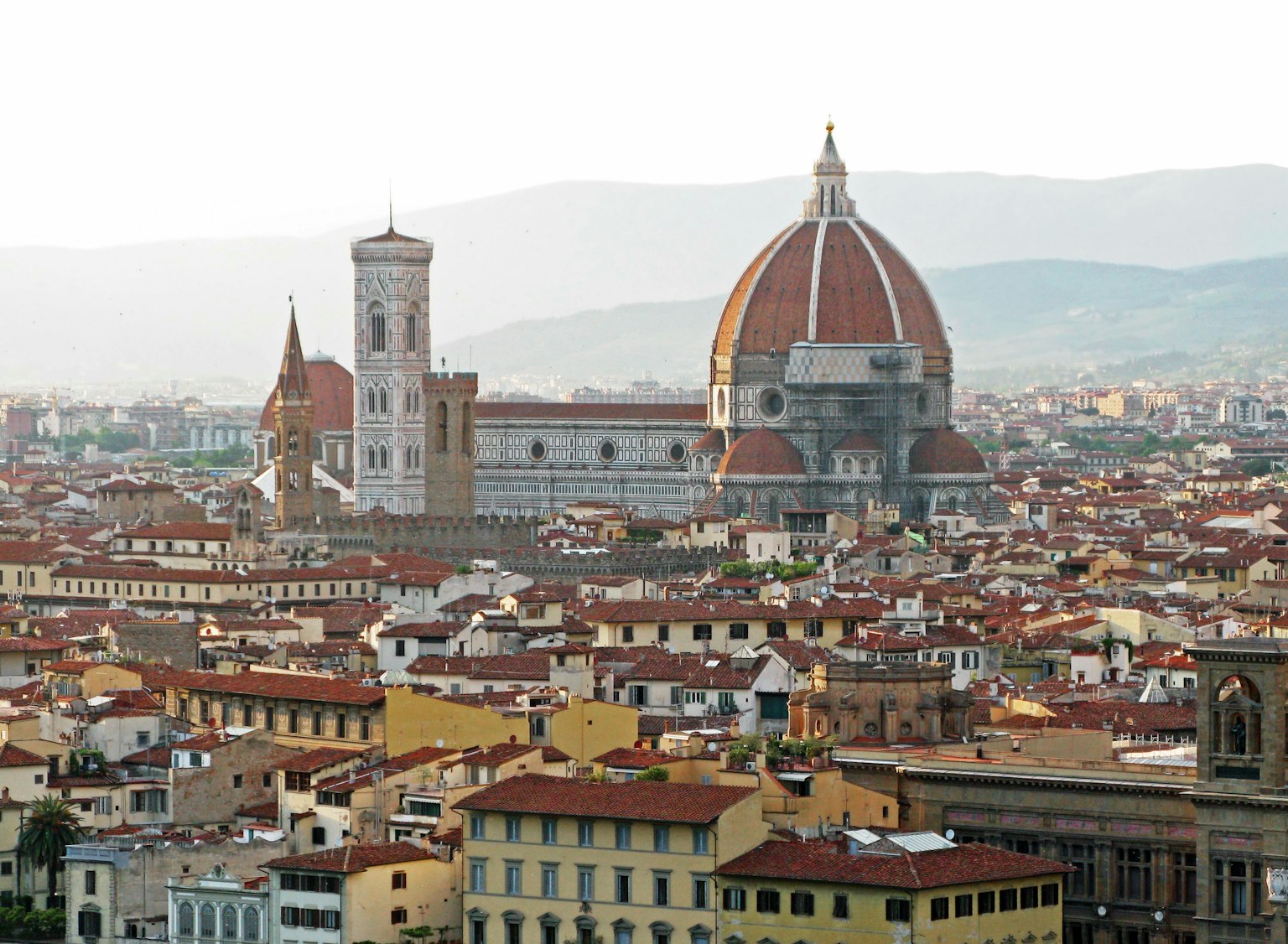 Pemandangan menakjubkan Firenze dengan kubah Duomo yang megah