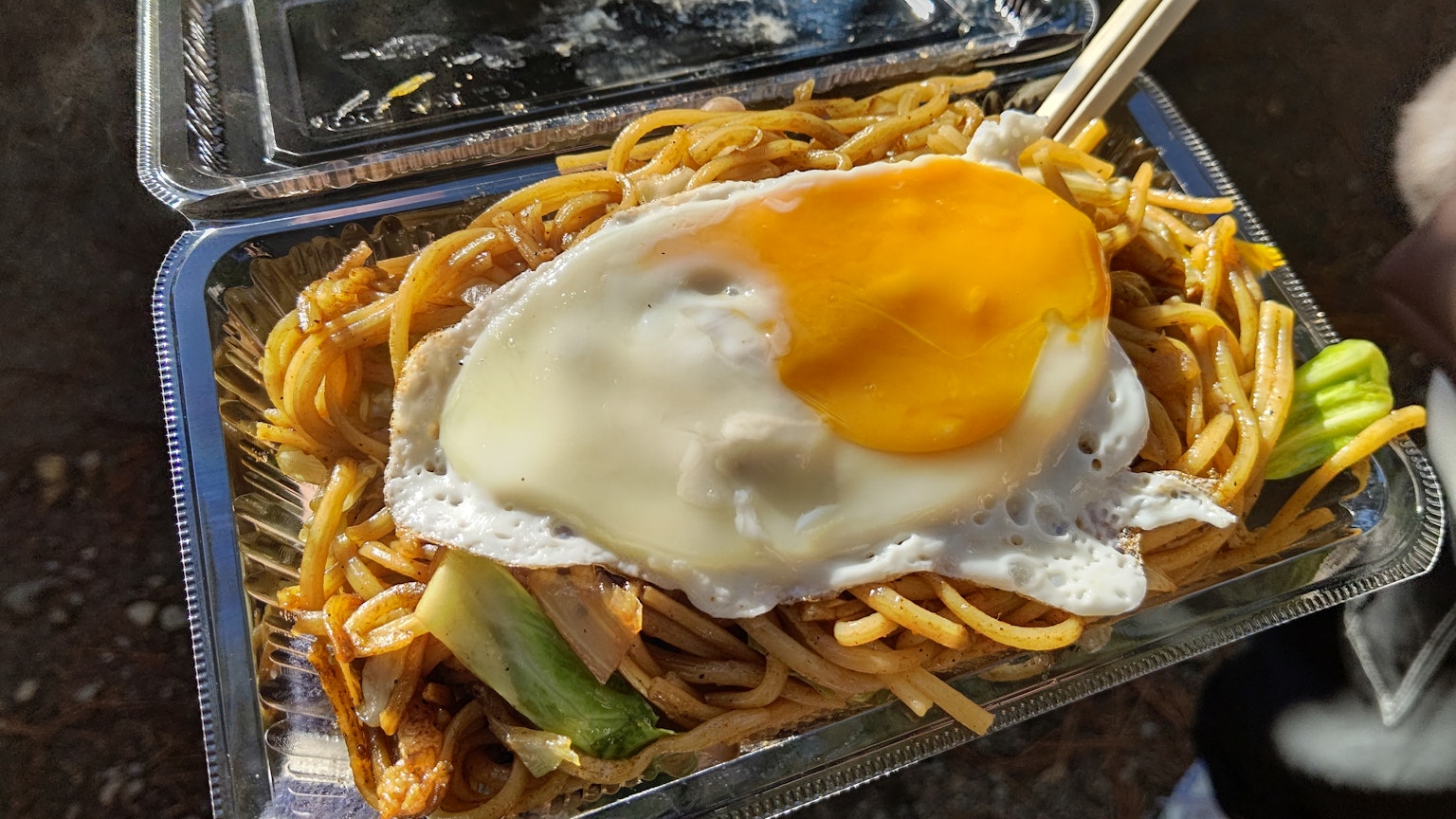 炒麵上放著煎蛋的菜餚