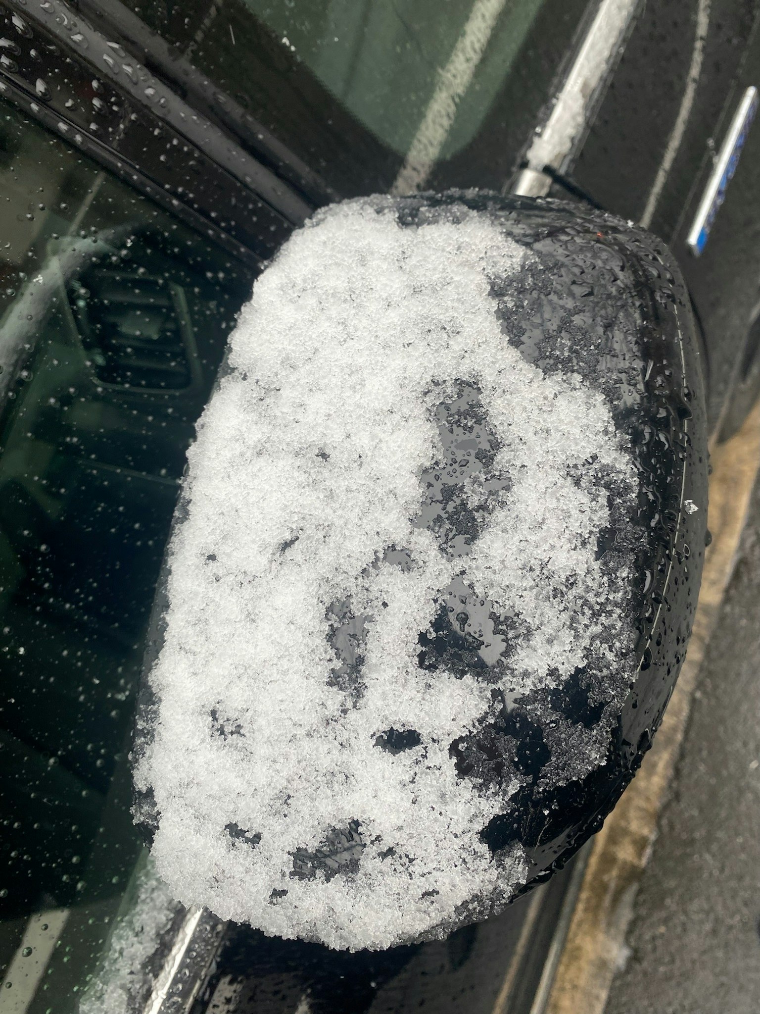 汽车侧镜上的雪和冰积累