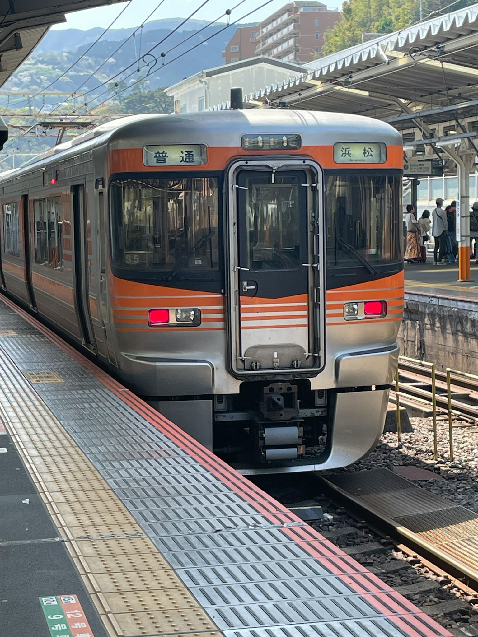 停靠在車站的橙色通勤列車