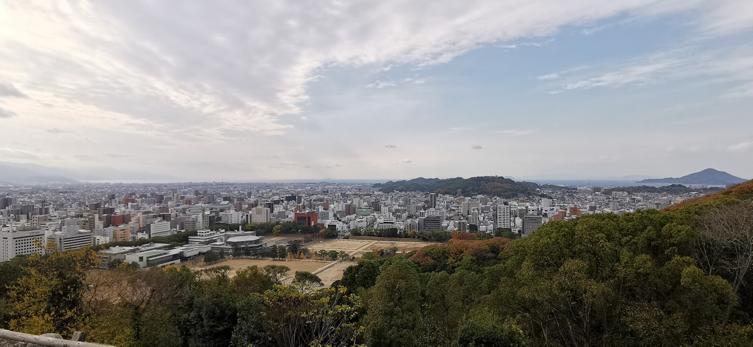 푸른 하늘이 보이는 도시의 파노라마 뷰
