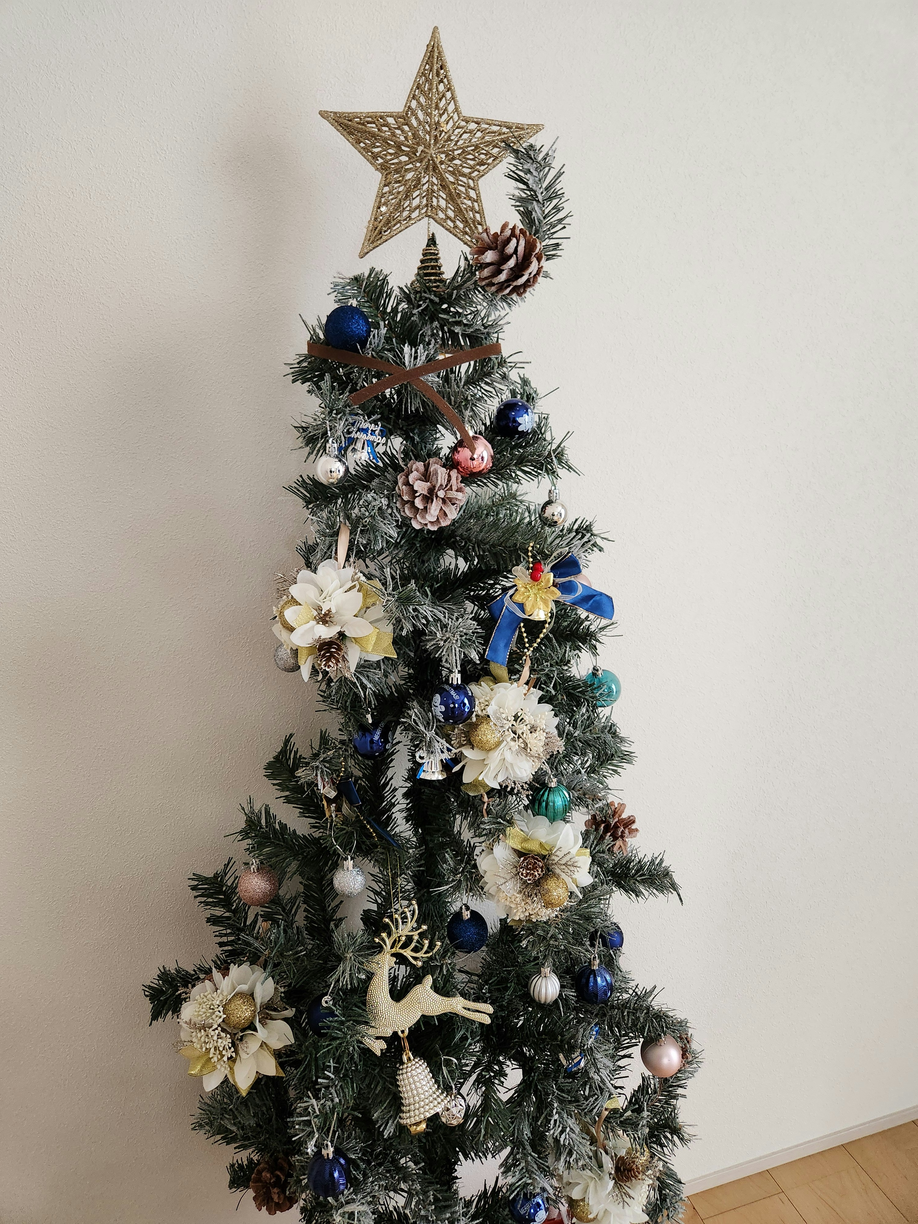 星飾りのクリスマスツリーの装飾