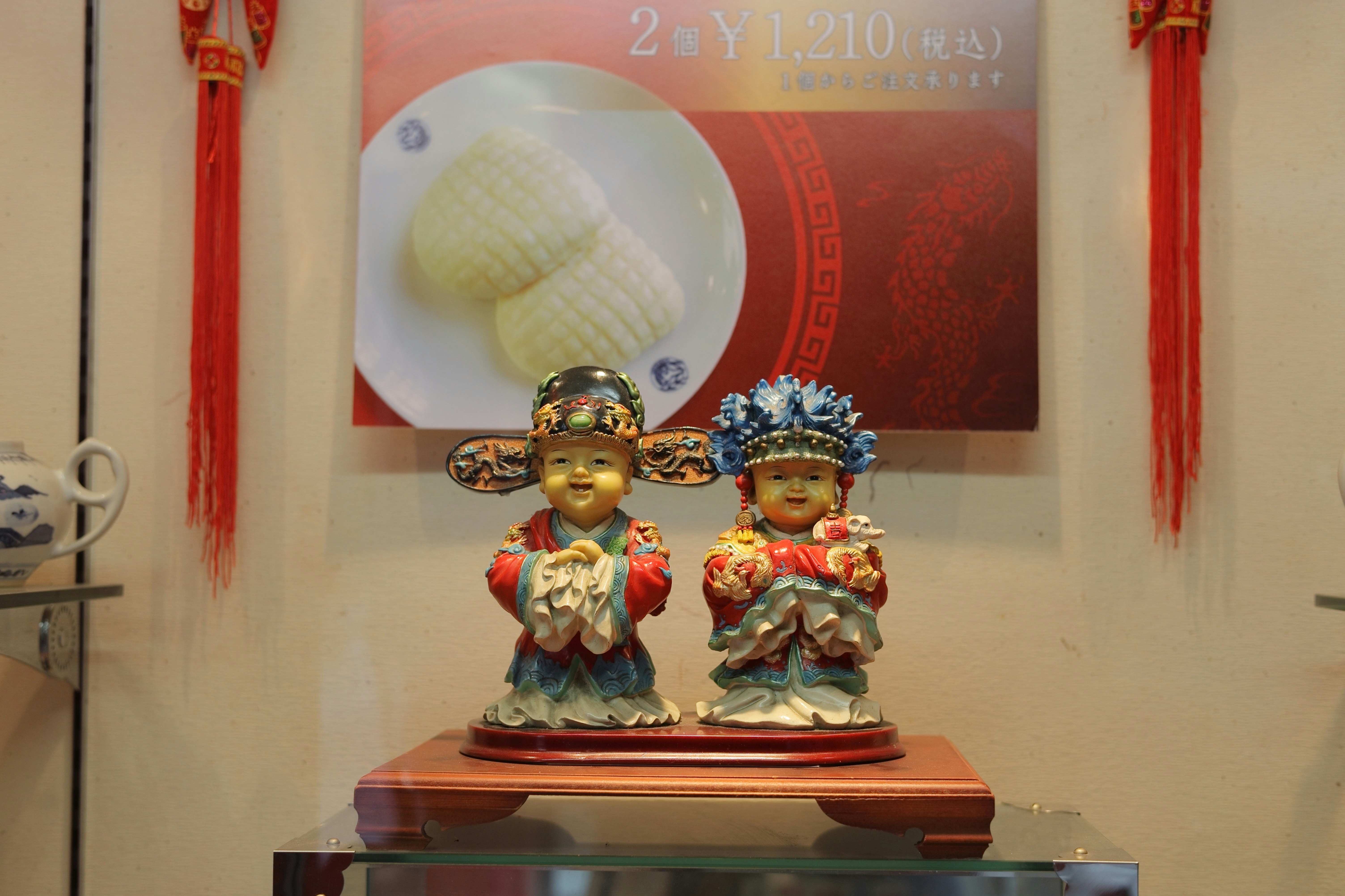 Vitrine de figurines dans une rue de la Chine (Chinatown)