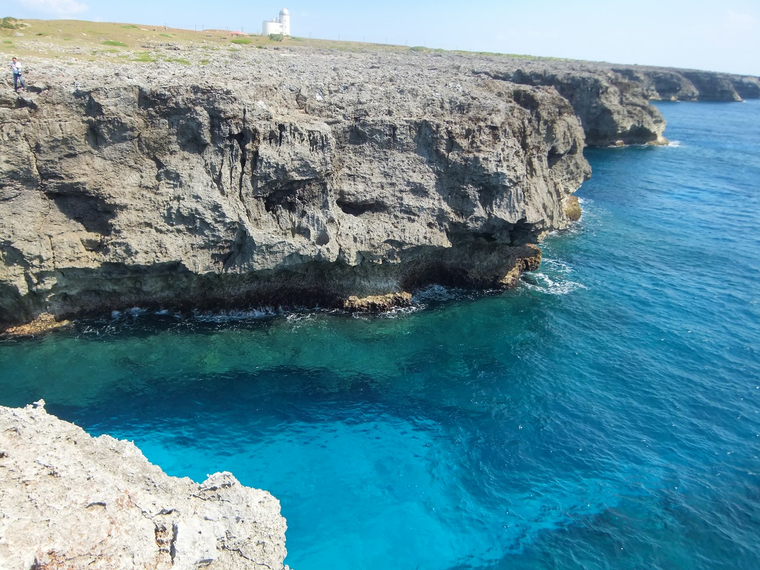 Malersicher Blick auf felsige Klippen und klares blaues Wasser