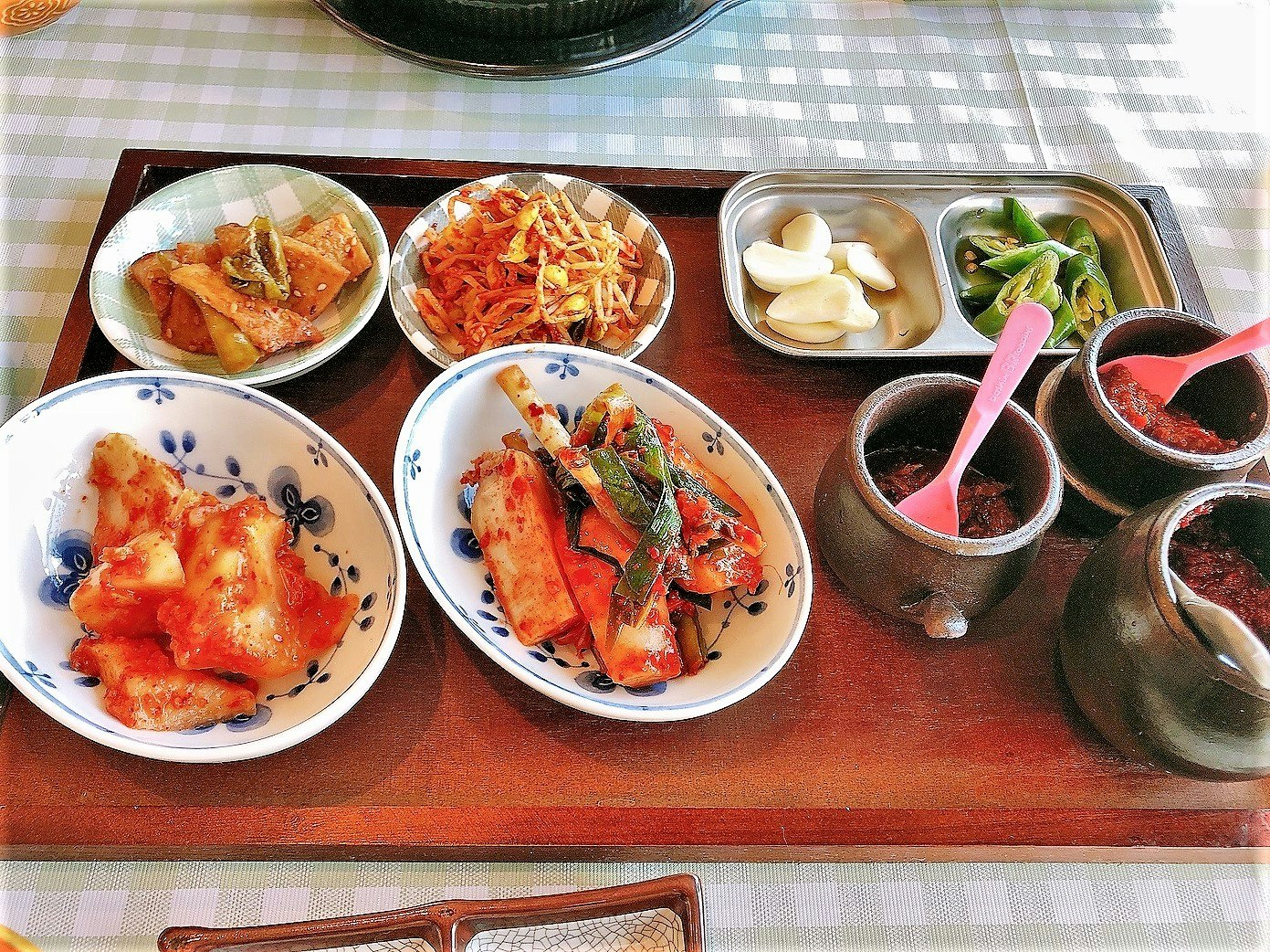 Vassoio con assortimento di piccoli piatti di kimchi e banchan