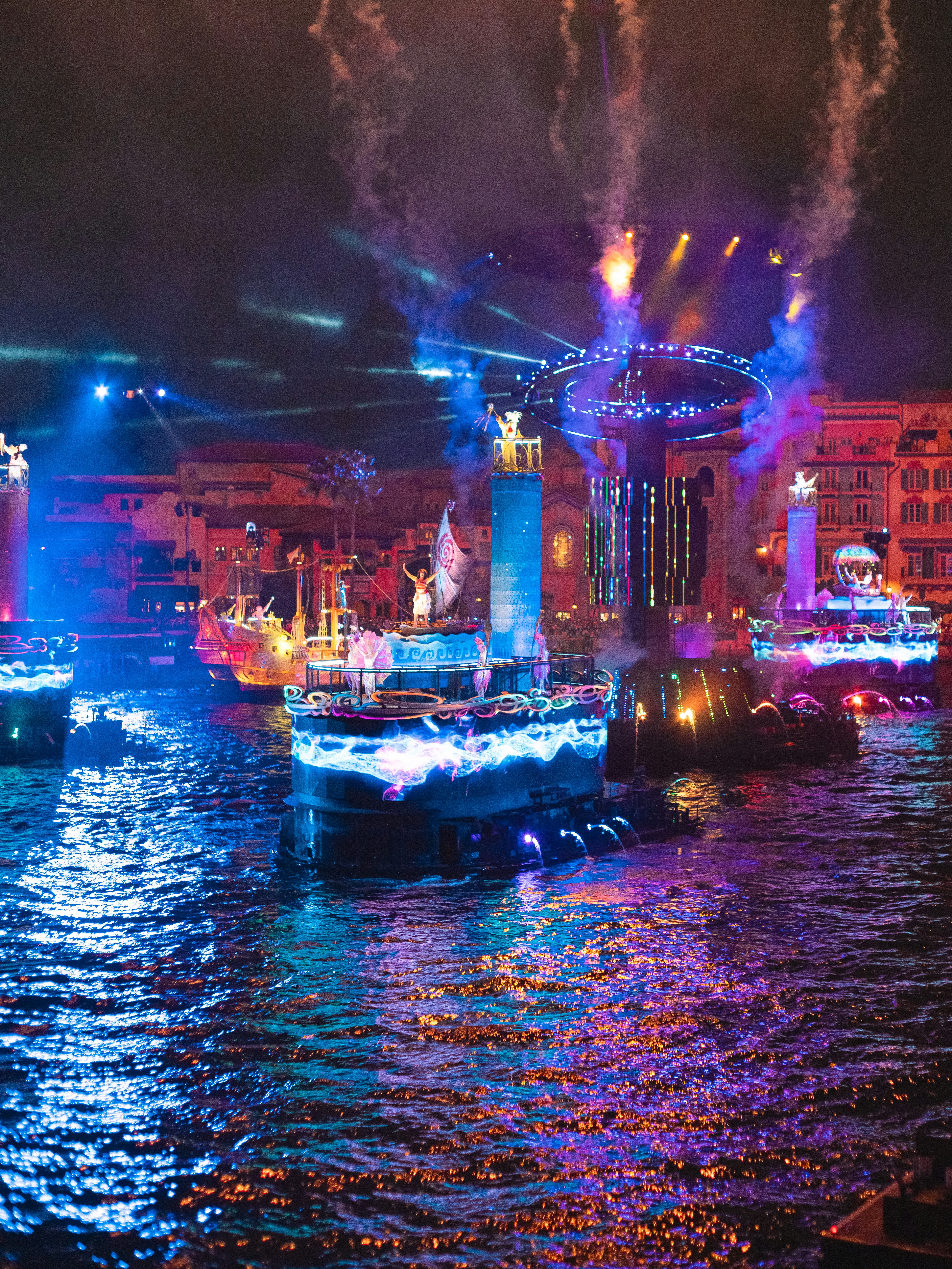 夜の川に浮かぶ光の船と花火のような演出