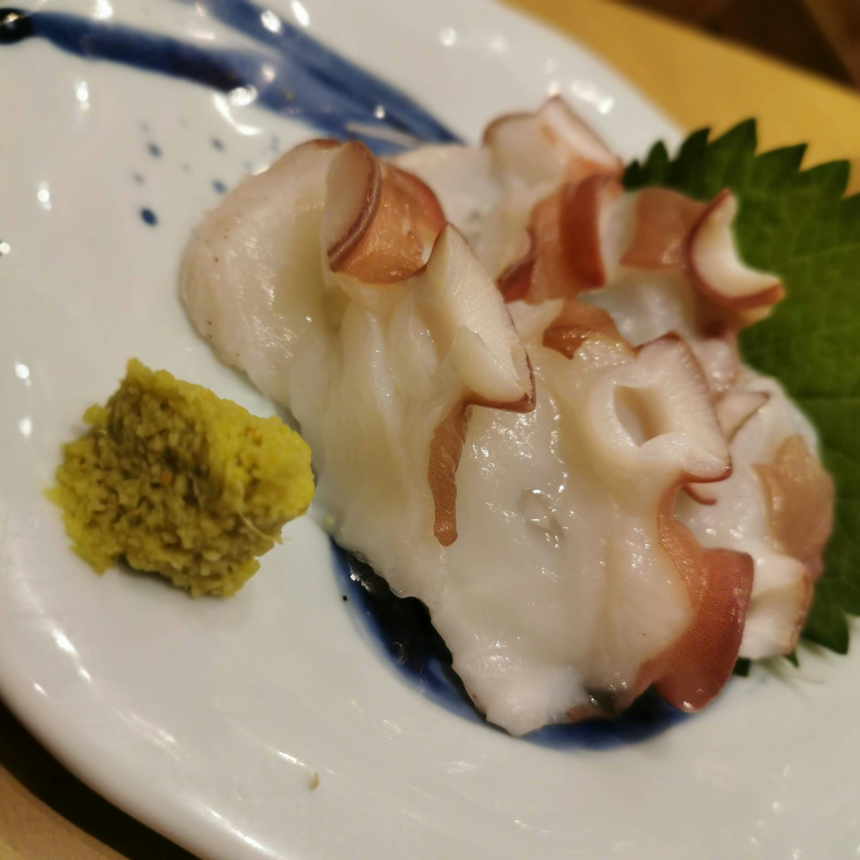 白身魚の切り身とサーモンの盛り合わせ、ハーブ添えの皿