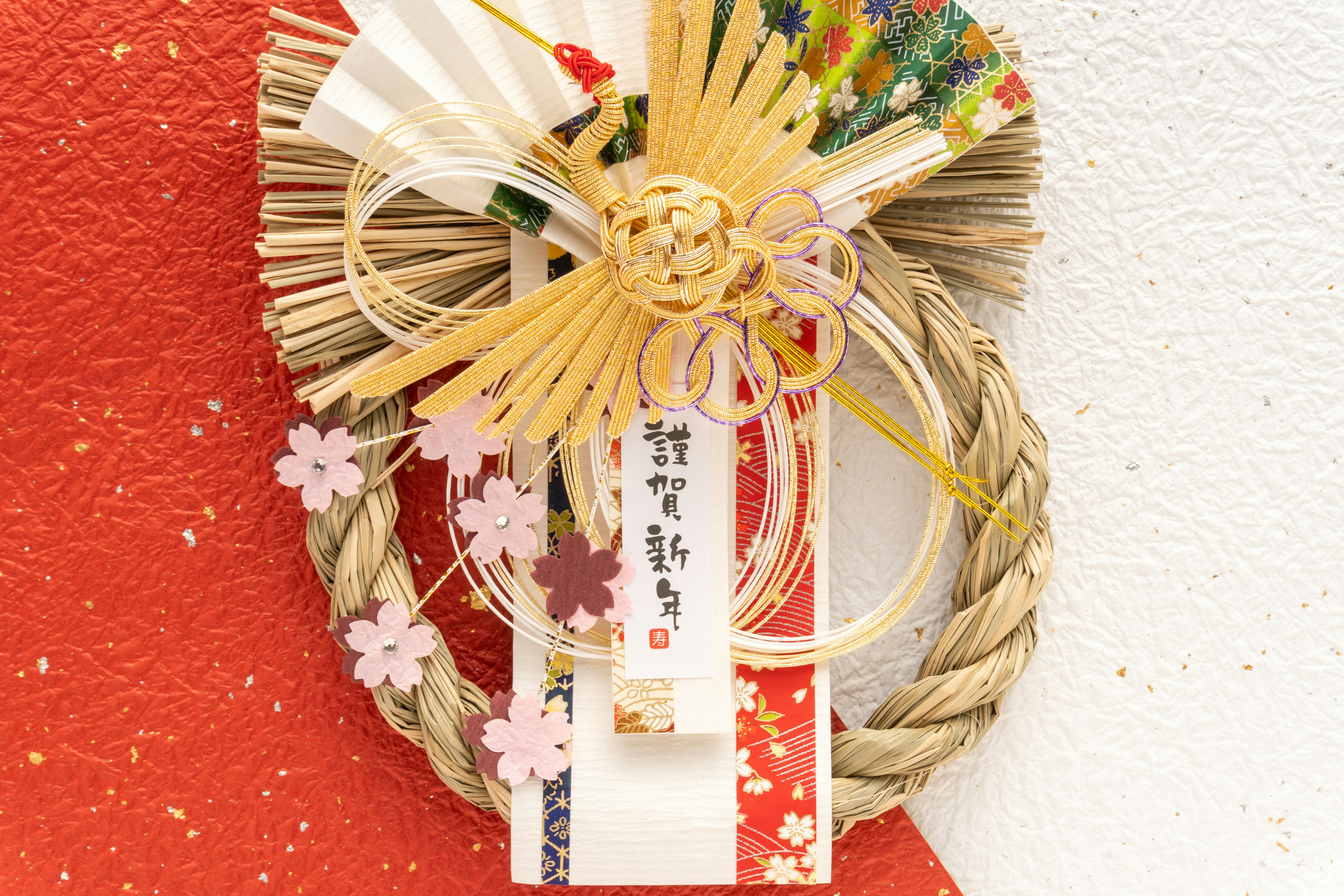 紅色日式注連繩裝飾與水引結