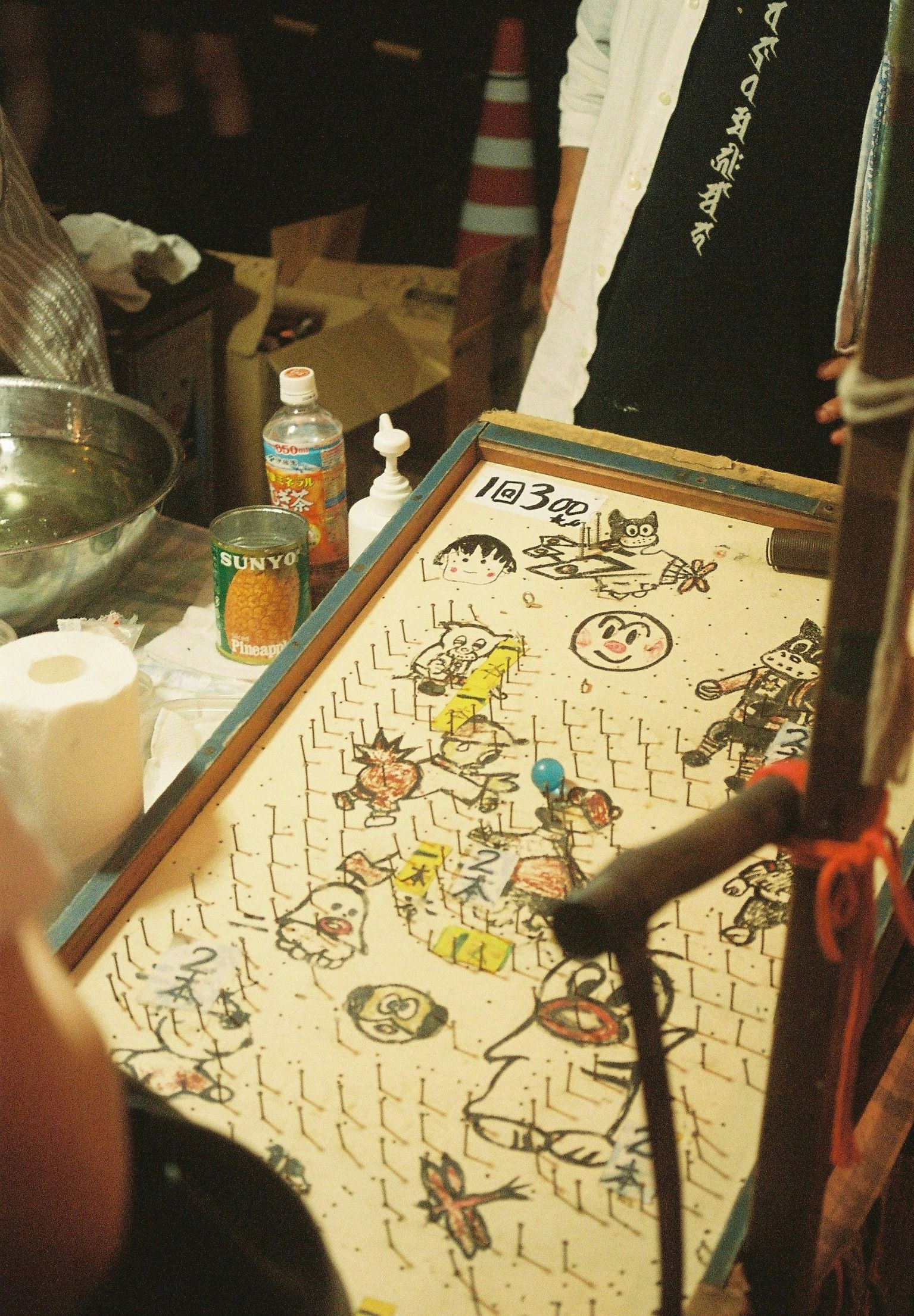 桌上在桌遊插畫上繪畫的手