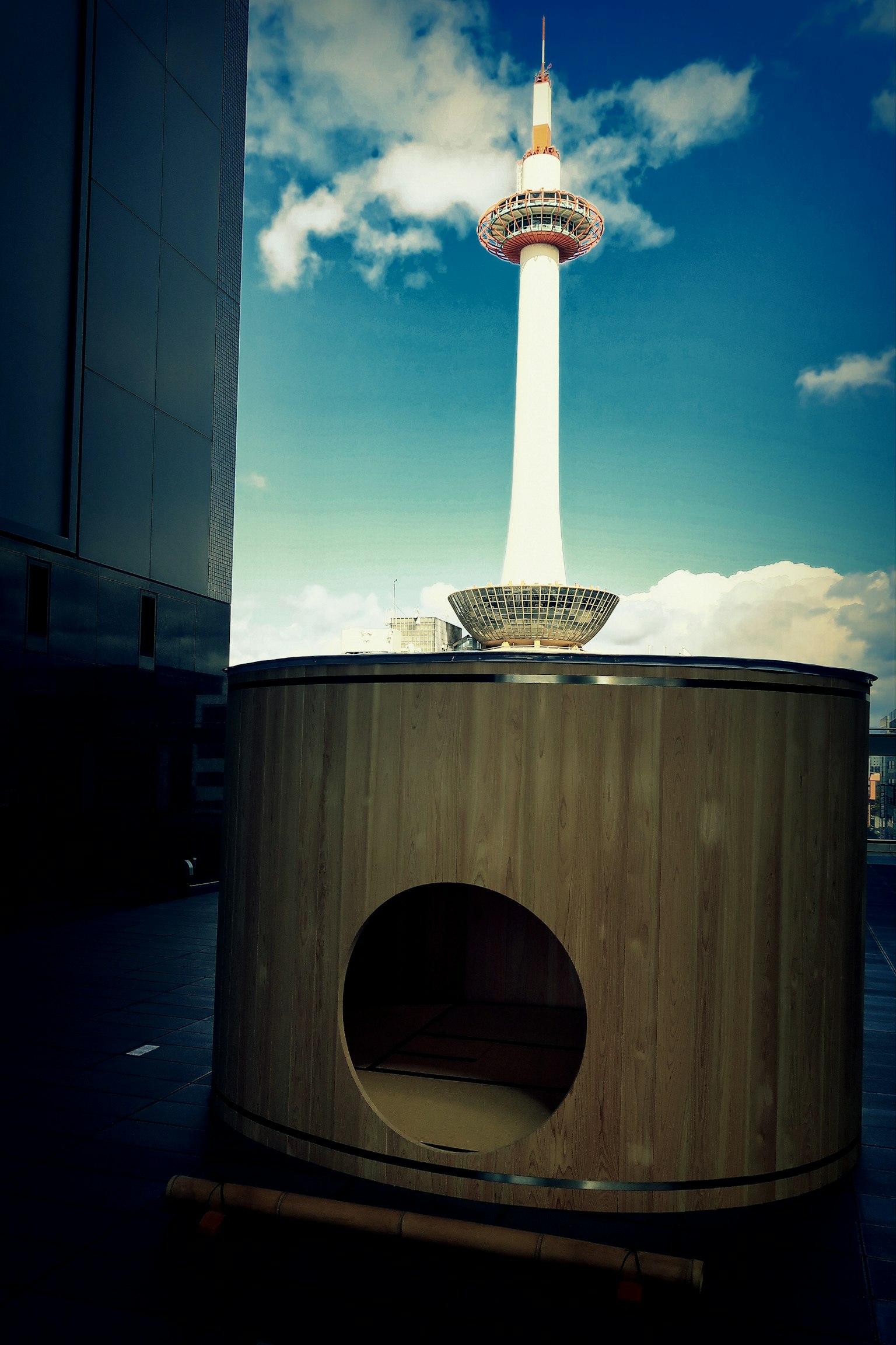 京都タワーが背景にある木製の円形構造物