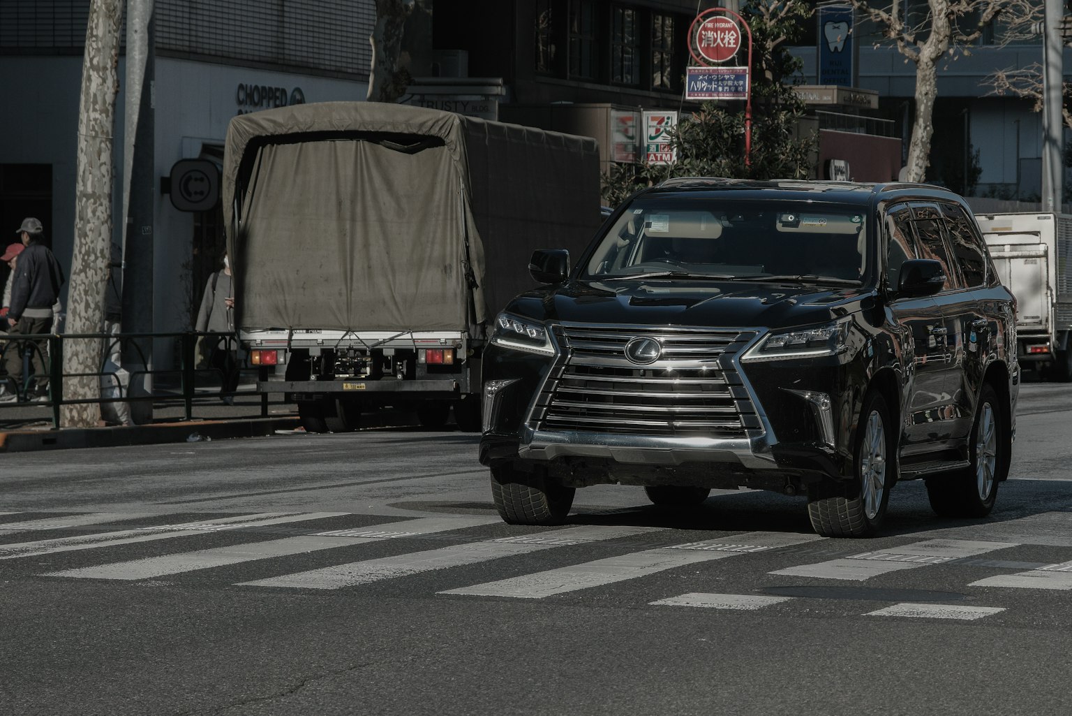 SUV Lexus hitam melintasi zebra cross