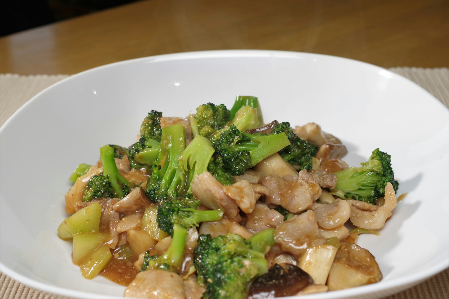 白色碗中盛着炒鸡肉和西兰花