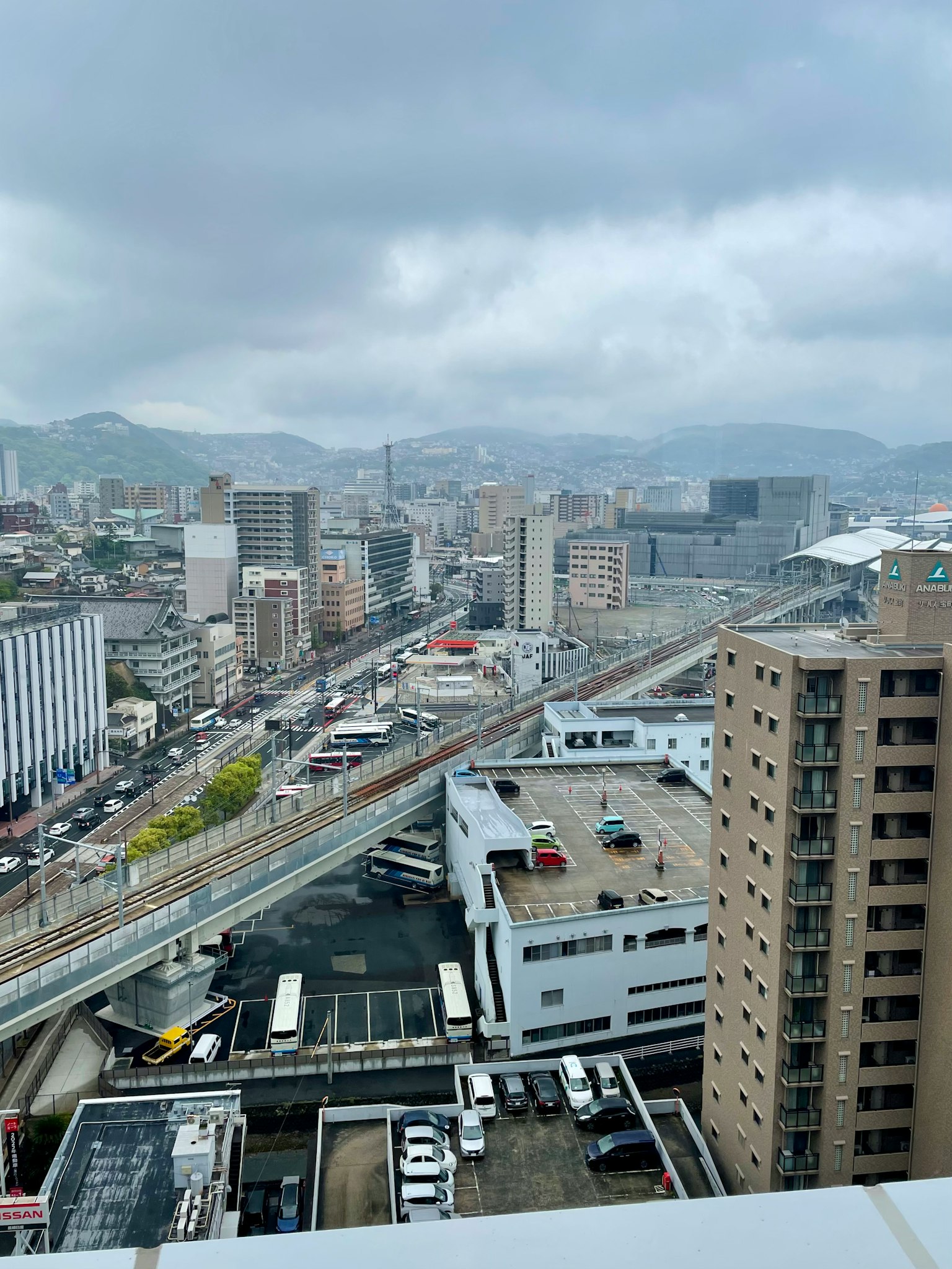 城市风景，高楼大厦与阴云密布的天空