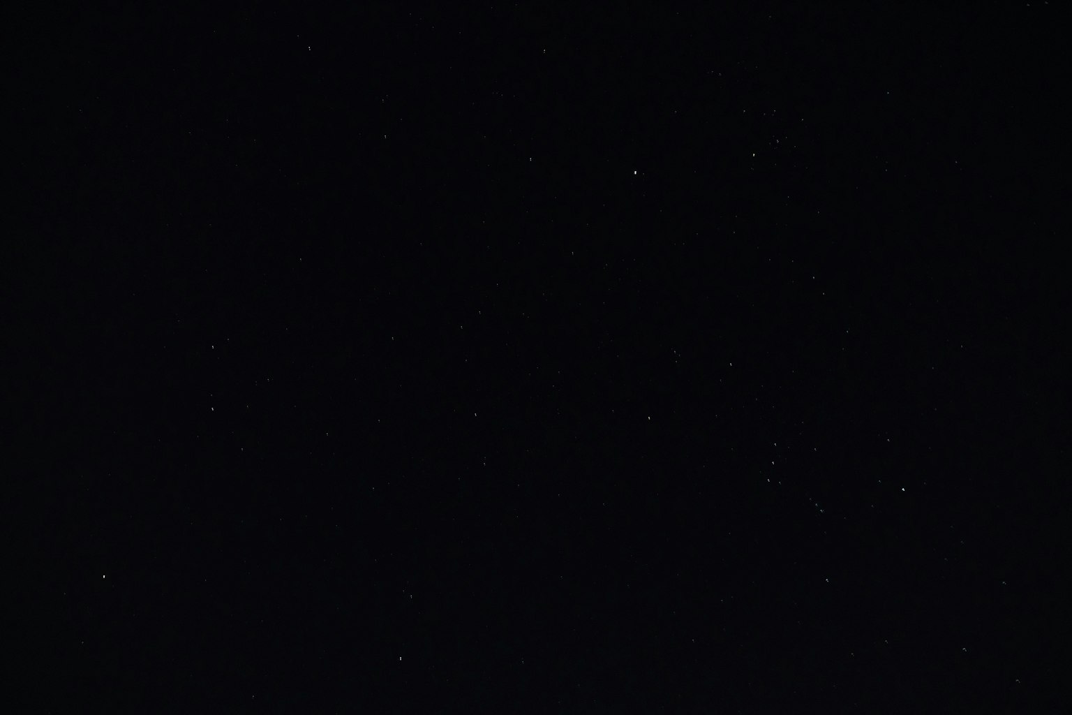 Ciel nocturne rempli d'étoiles brillantes sur un fond sombre