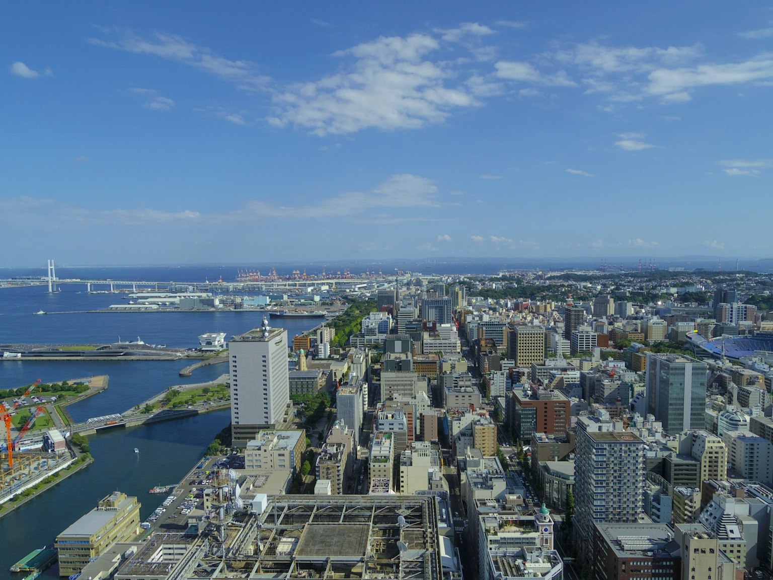 橫濱的城市風景和海景藍天和雲