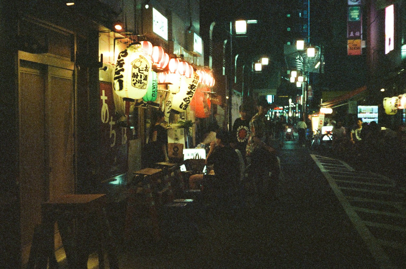 ถนนยามค่ำคืนที่มีโคมไฟและผู้คน