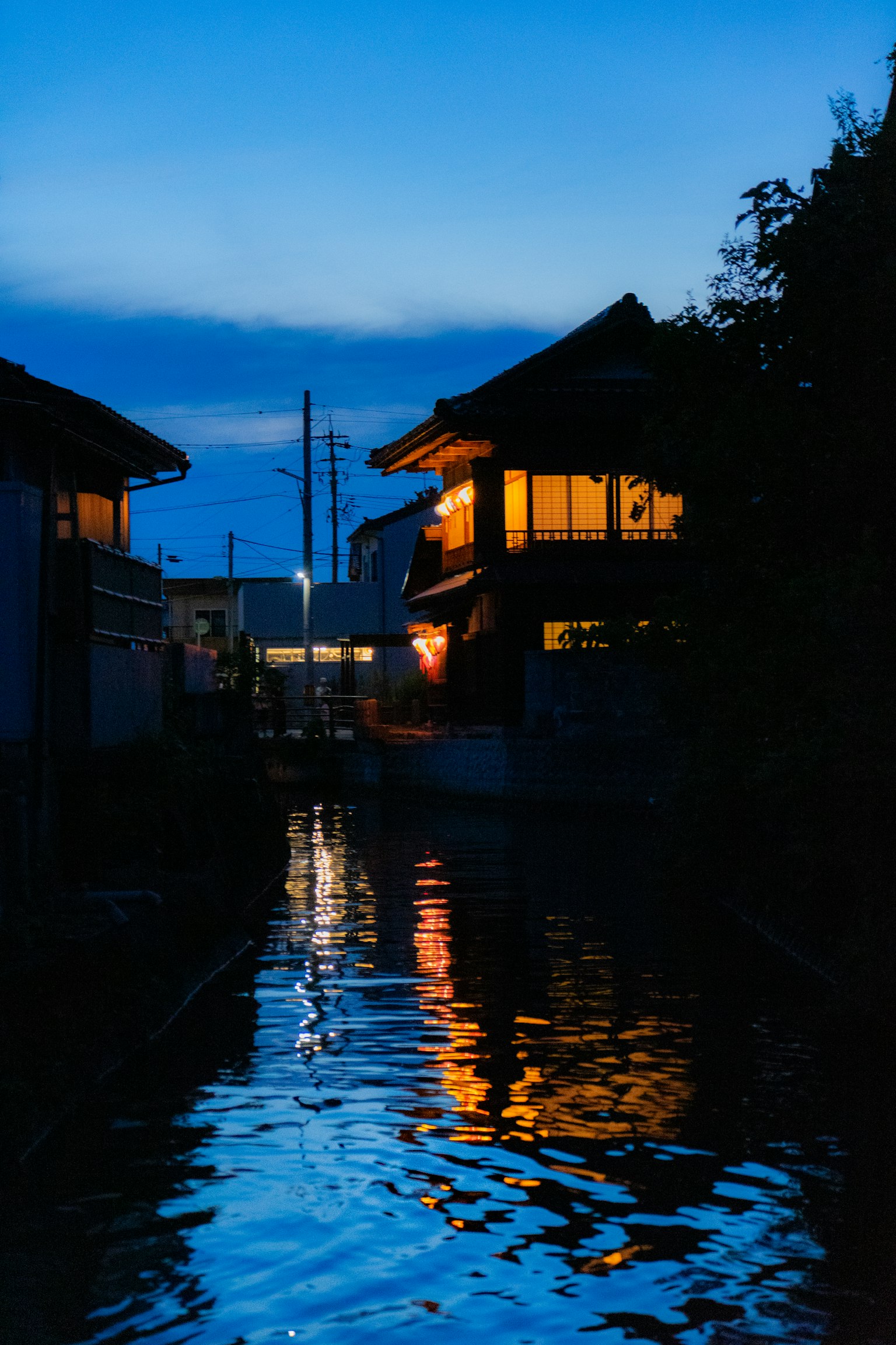 Nhà sáng đèn lúc hoàng hôn bên dòng nước yên tĩnh