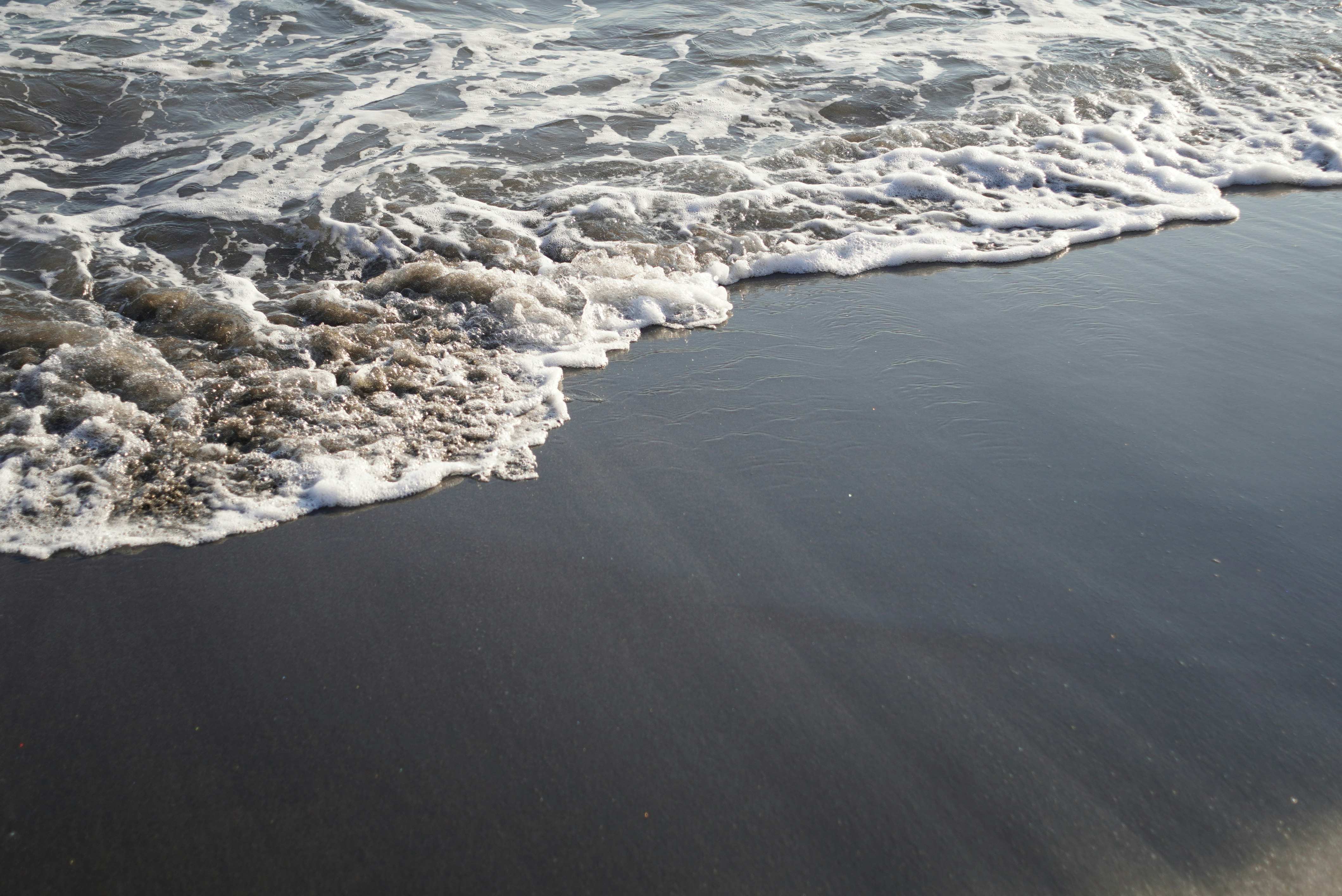 波打ち際の海面と砕ける白い泡