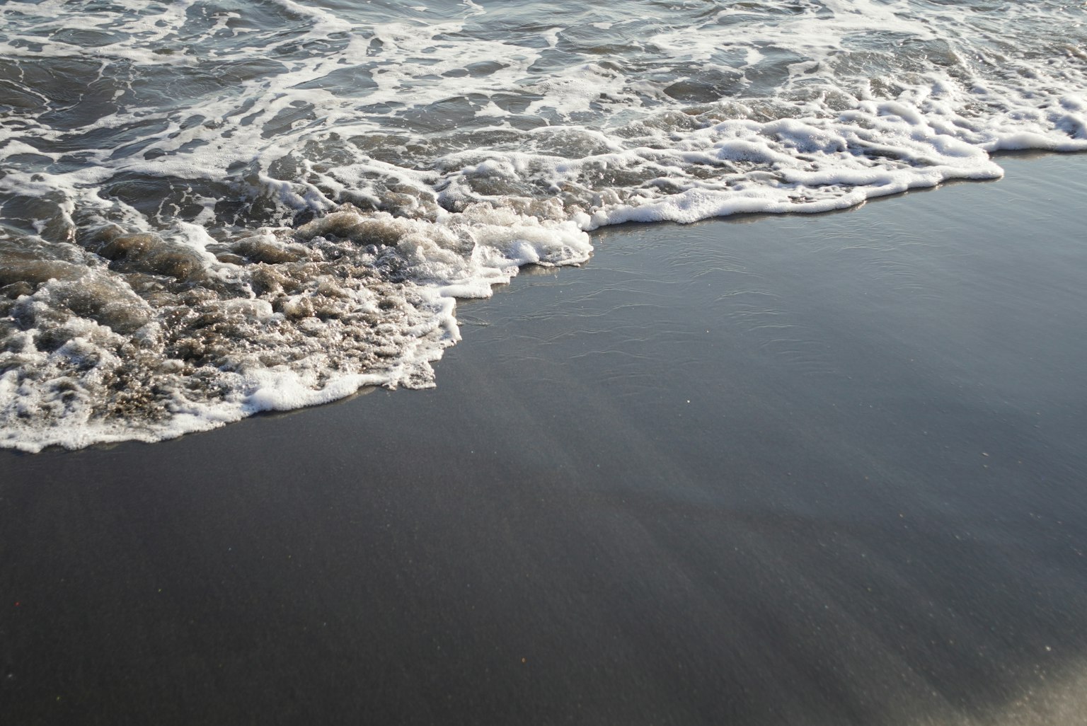 Olas rompiendo en una playa de arena