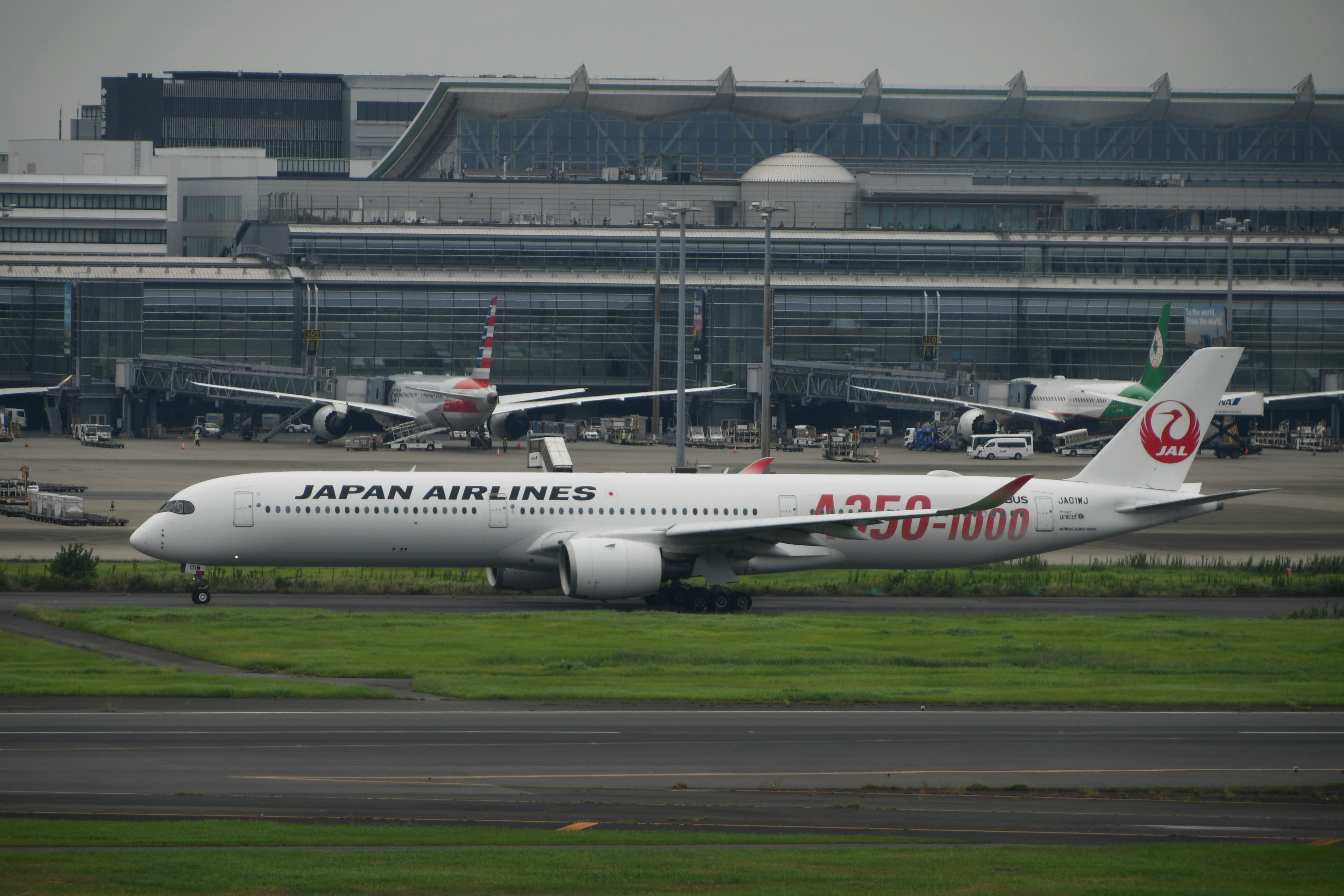 停在機場跑道上的日本航空客機