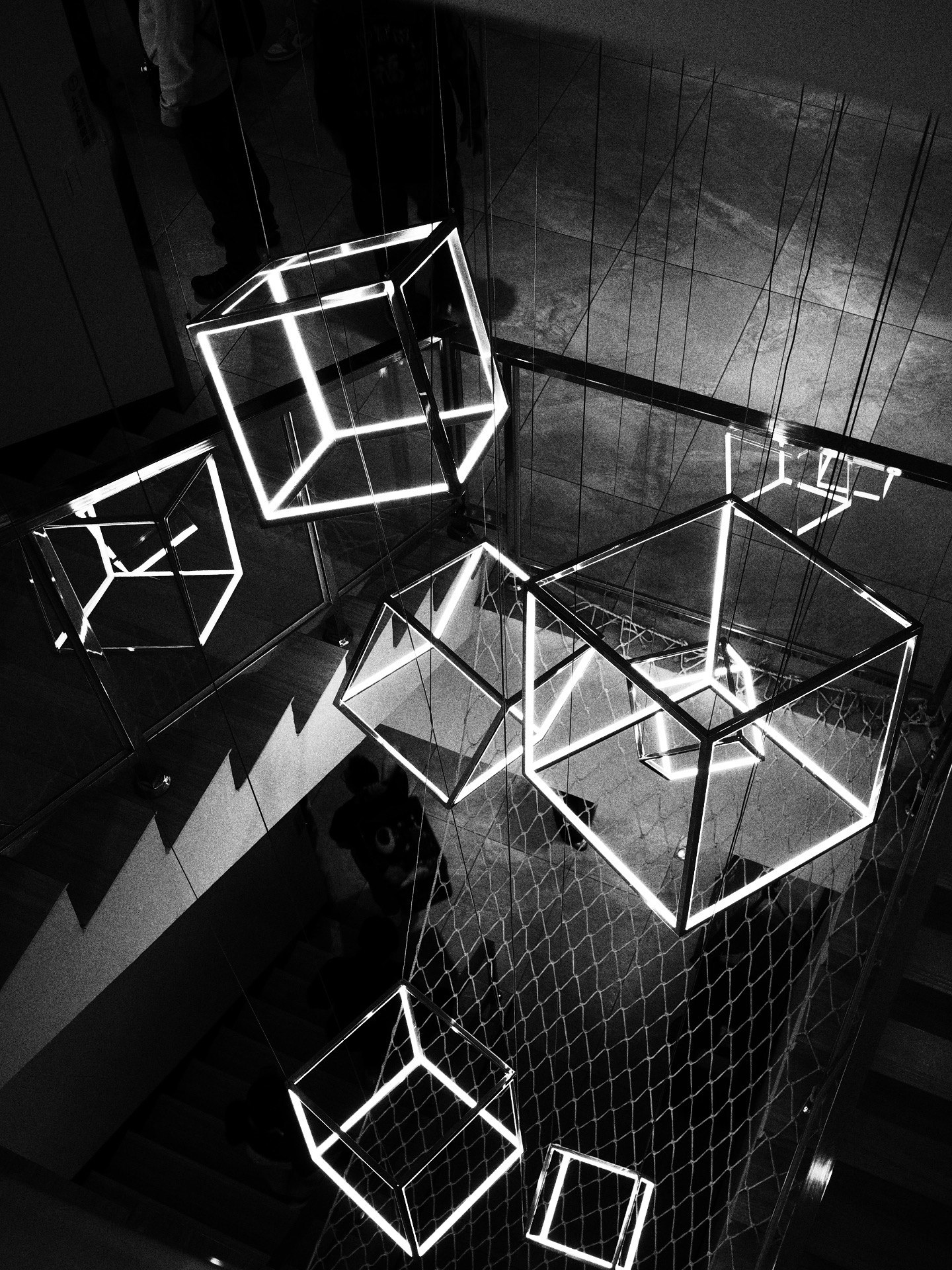 立方体の形をした照明が吊るされているモダンな空間