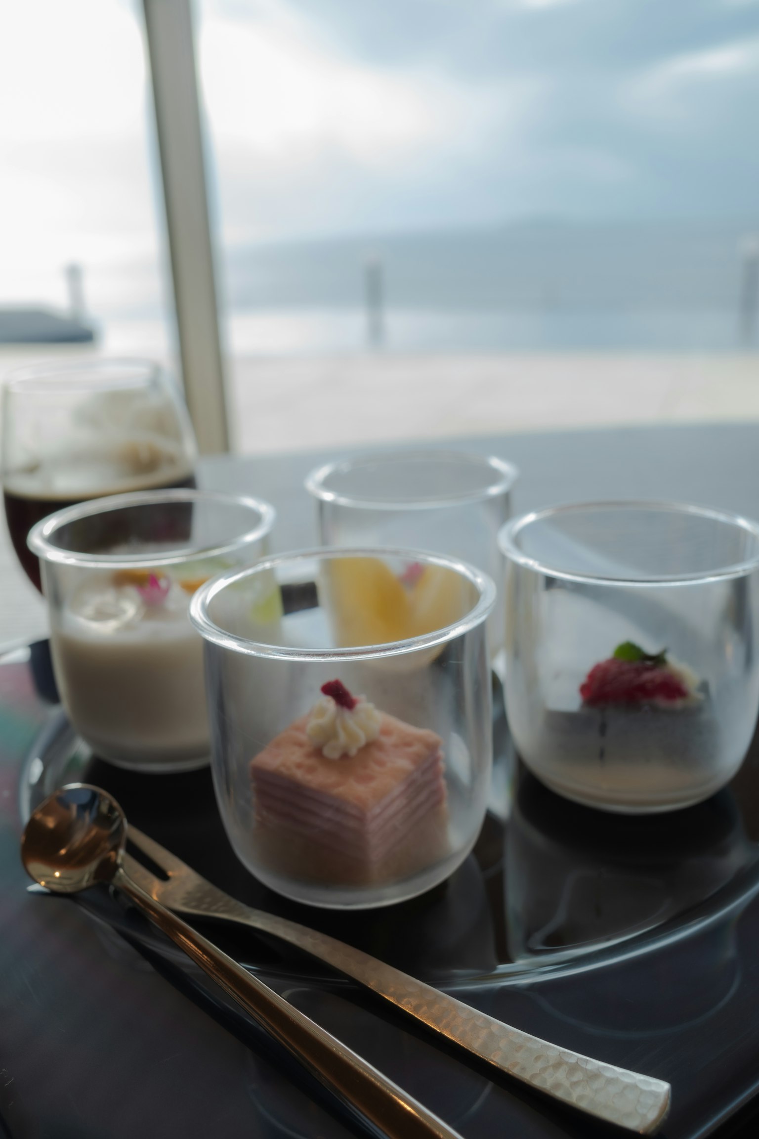 ขนมหวานที่หรูหราในถ้วยใสพร้อมฉากหลังที่สวยงาม