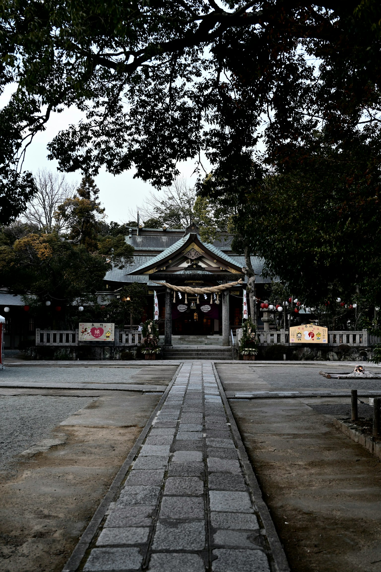 神社入口的风景与石头小径