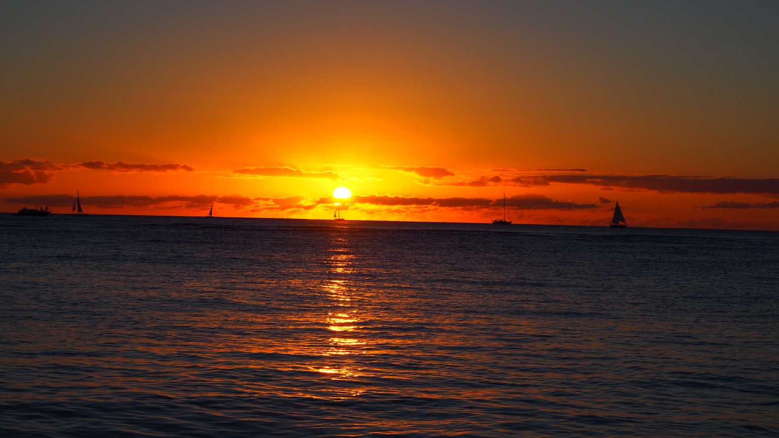 Bellissimo tramonto sull'oceano con vivaci tonalità arancioni