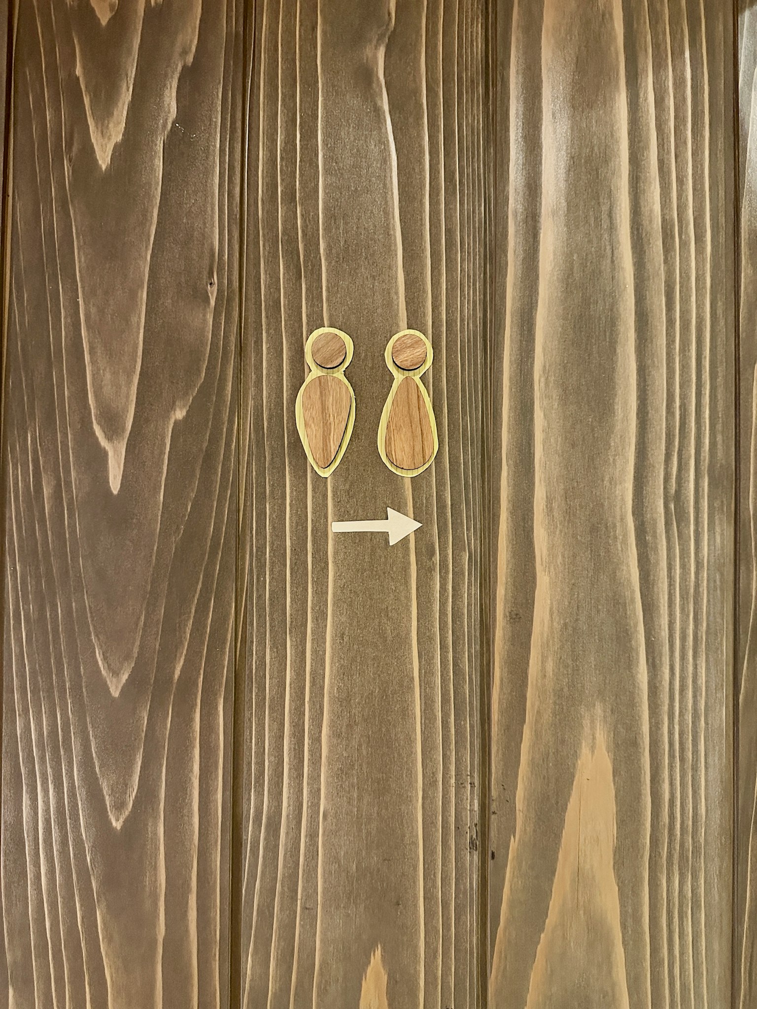 Ein Bild mit zwei Silhouetten auf einem Holz-Hintergrund