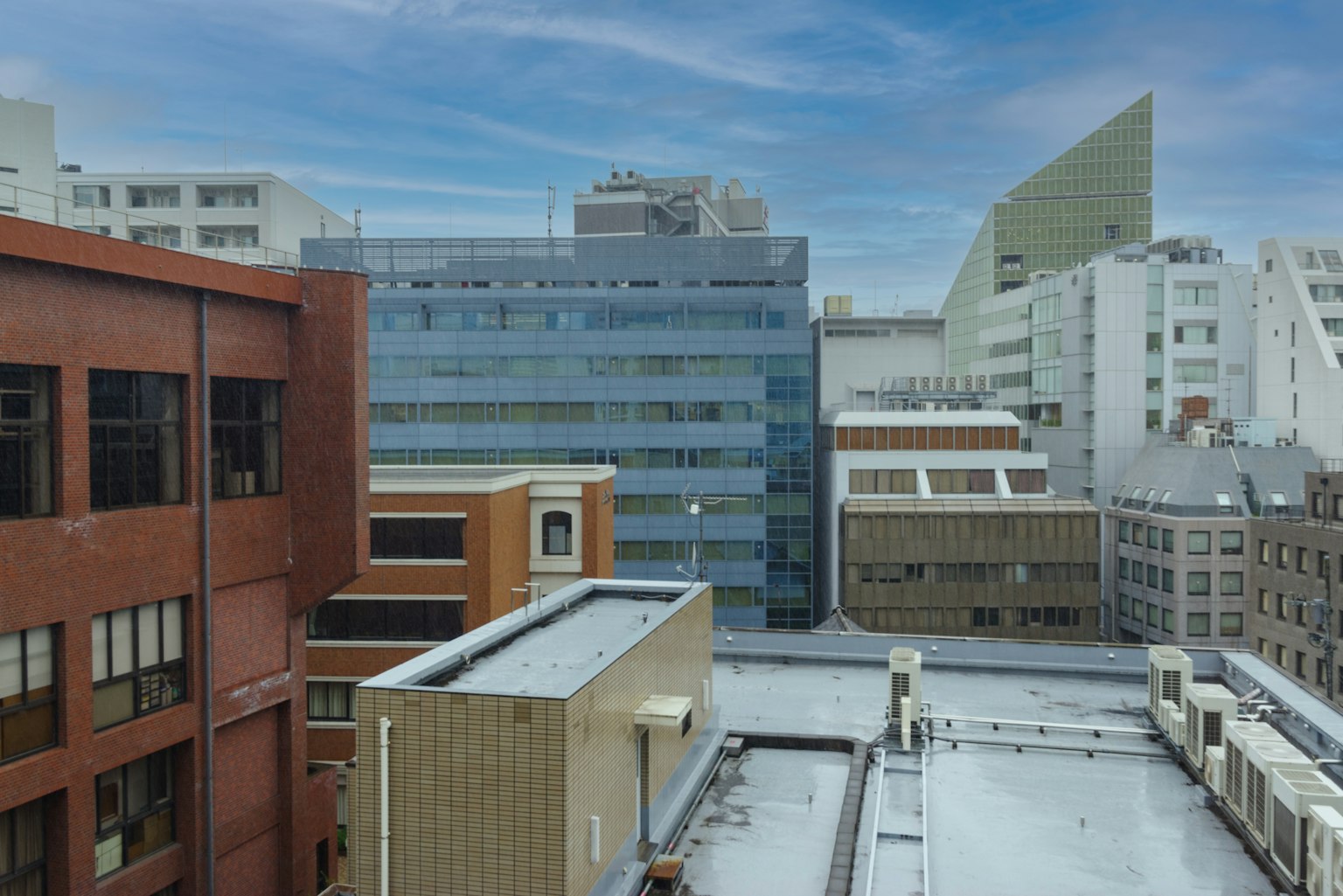 城市风景，背景为建筑和蓝天