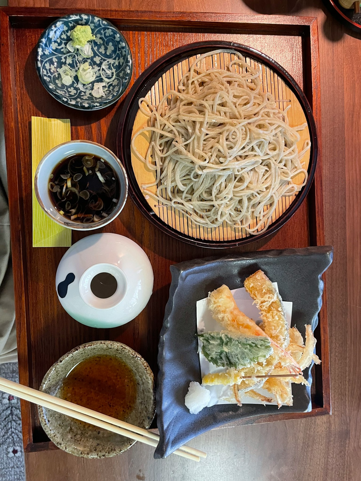 一道包含蕎麥麵和天婦羅的日本料理盤