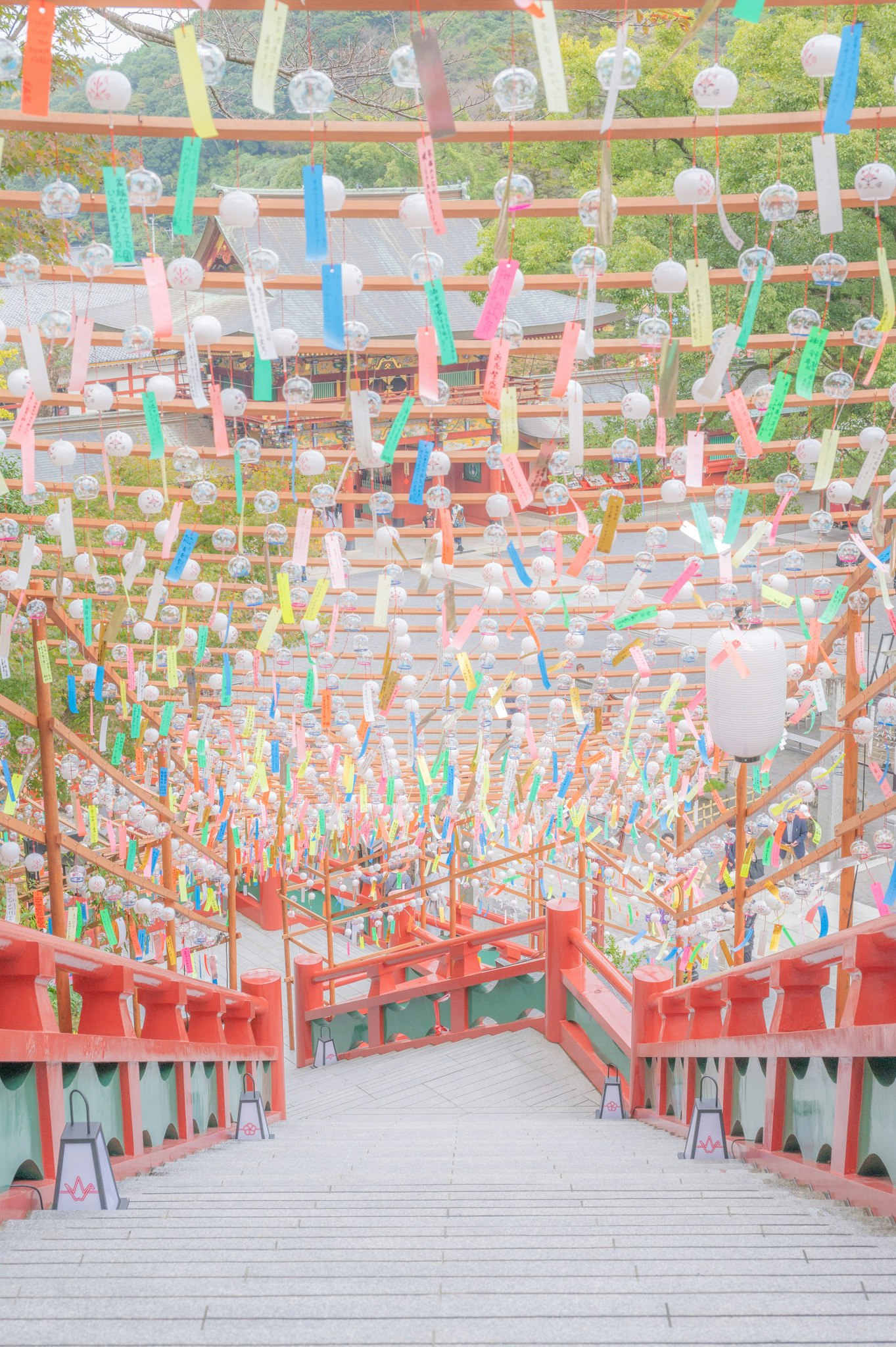 祐徳稲荷神社の風鈴が並ぶ参道の通路