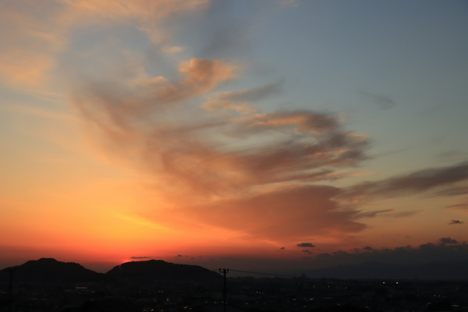 夕焼けの美しい空と山のシルエット