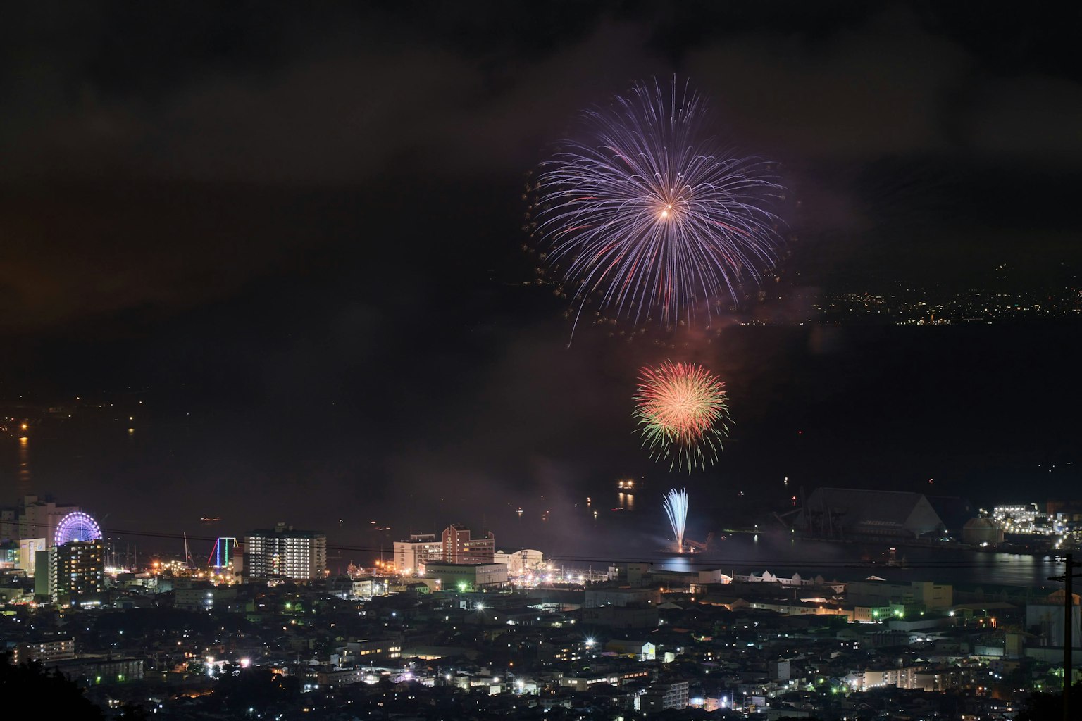 夜空中綻放的煙火和城市燈光