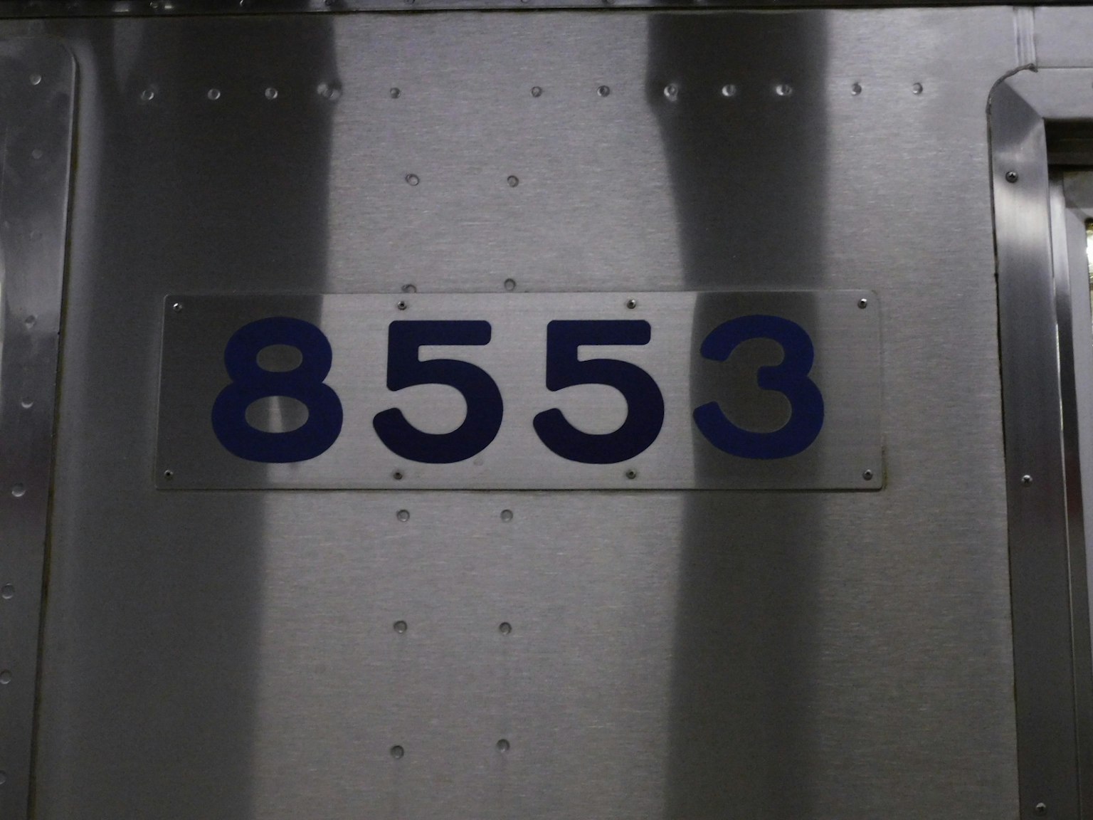 금속판에 새겨진 파란색 숫자 8553