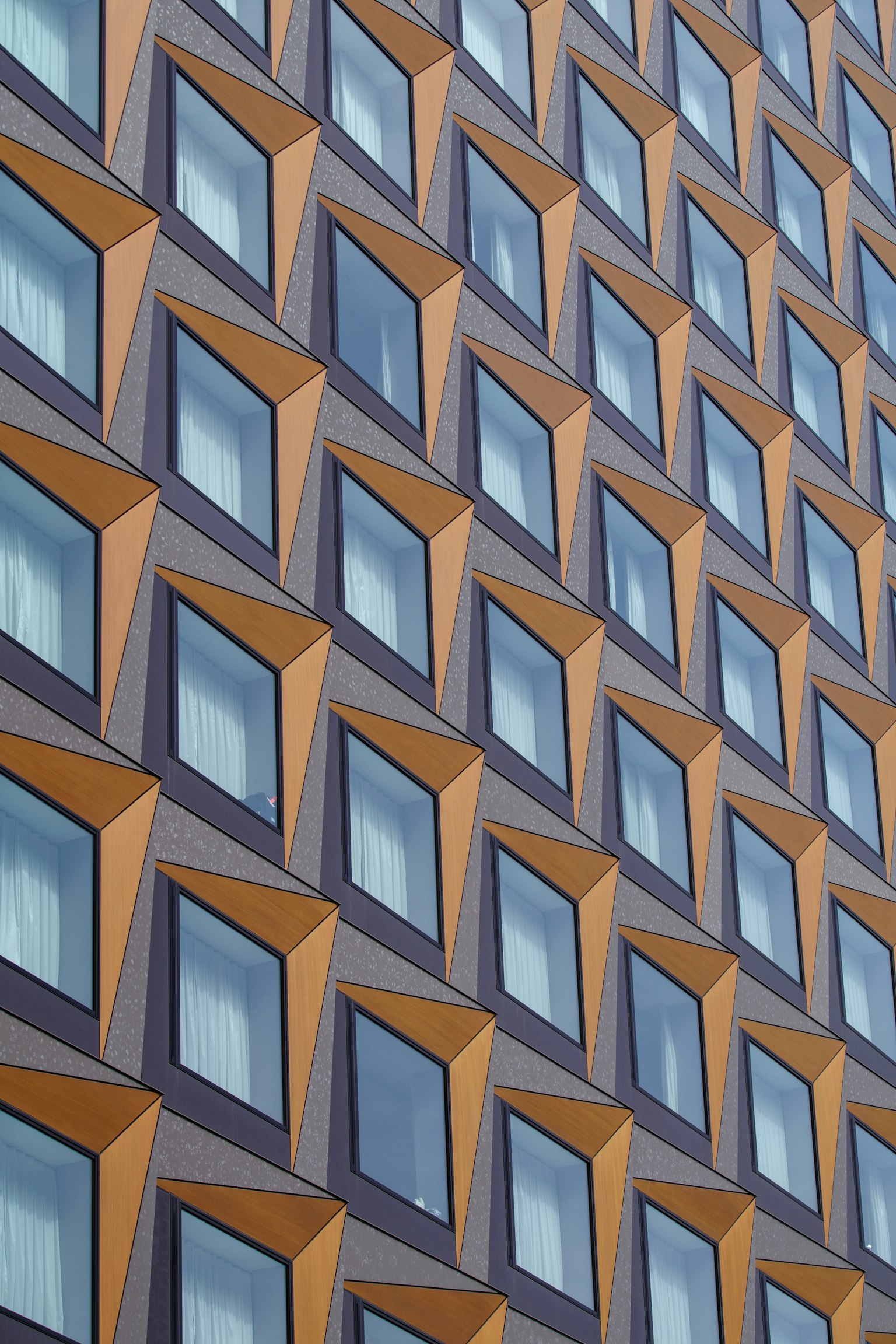Motif géométrique de fenêtres sur la façade d'un bâtiment moderne