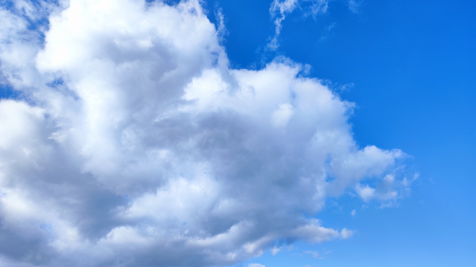 Nuvole bianche che fluttuano in un cielo blu