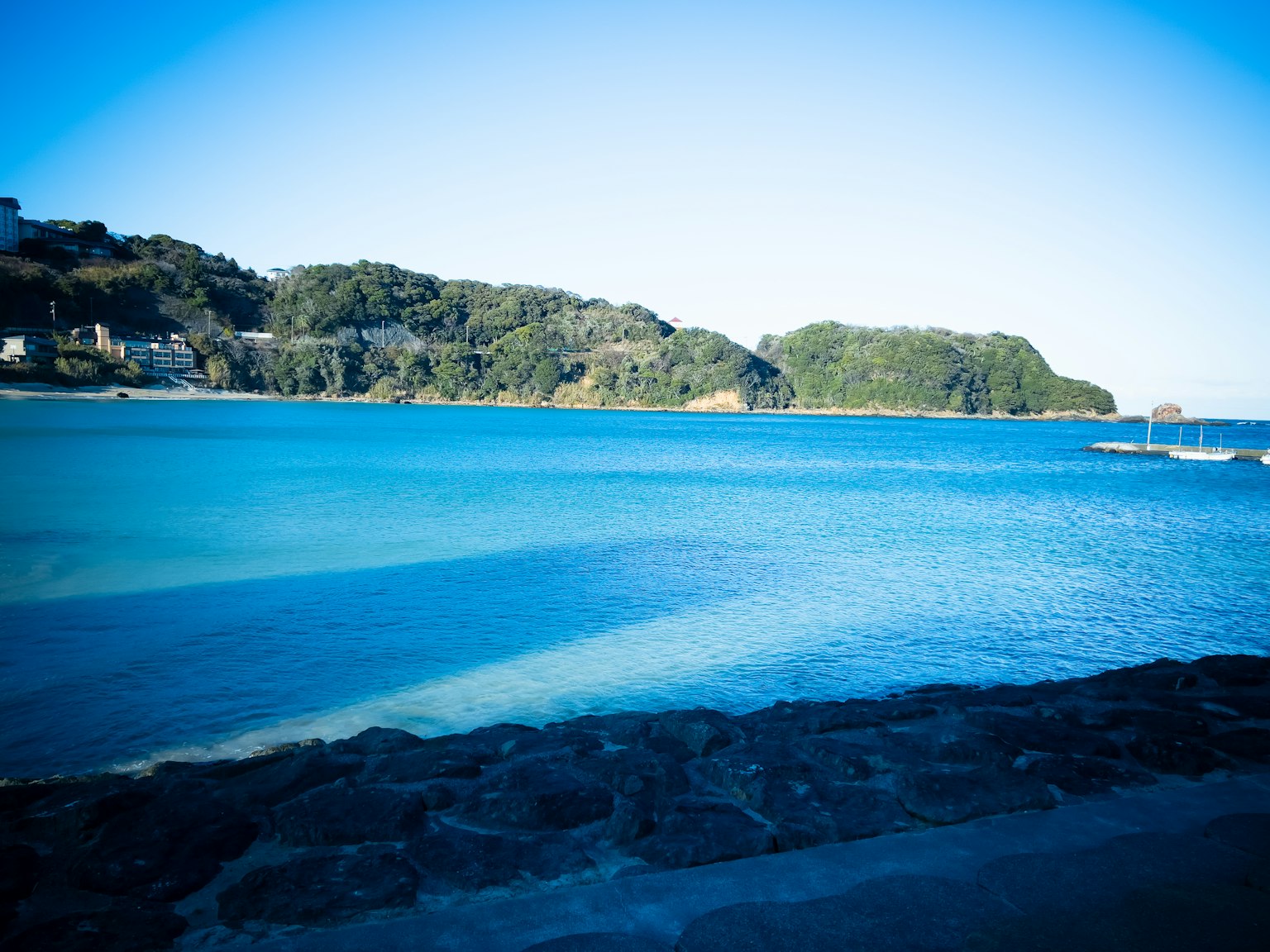Belle vue de la mer bleue et des îles