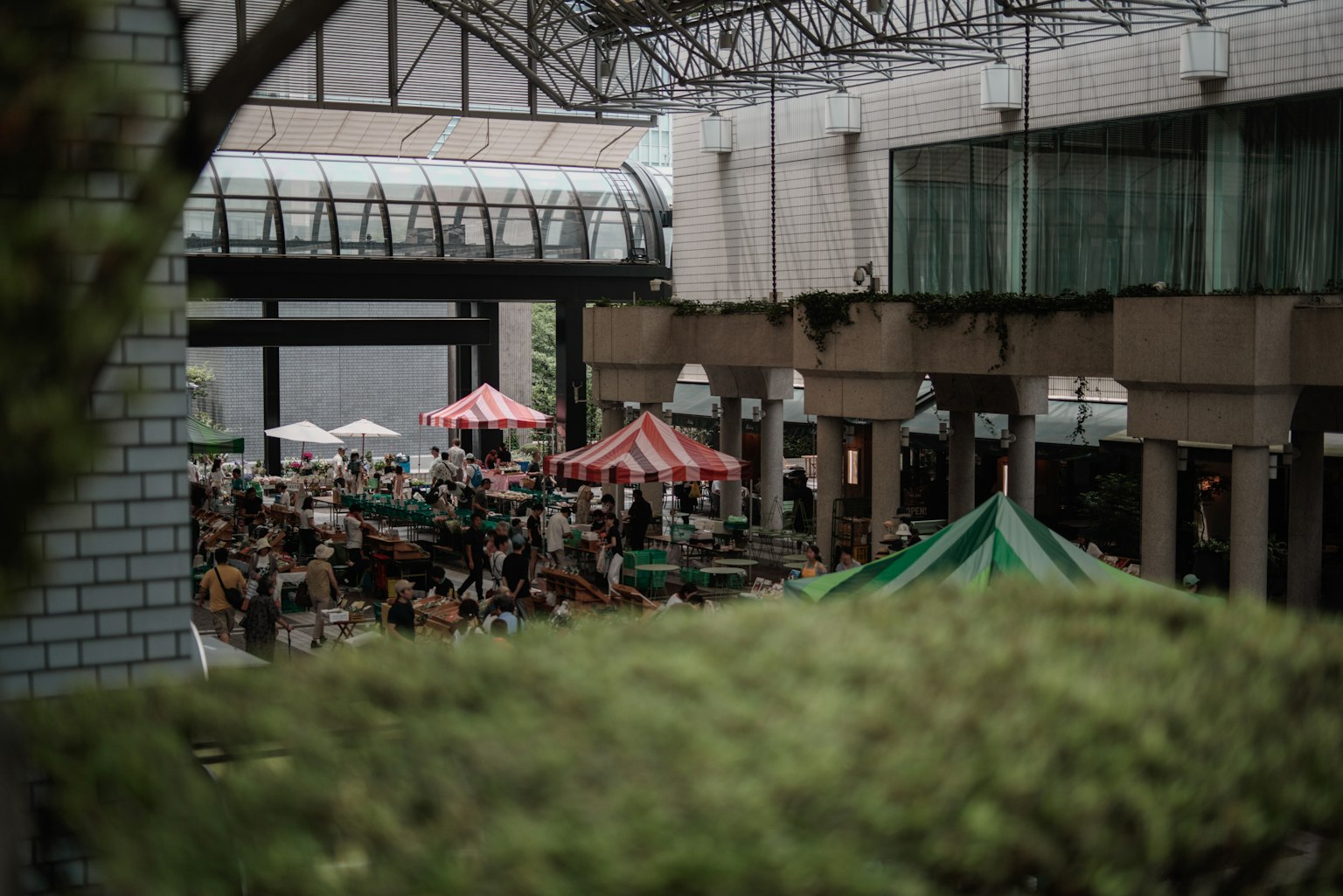 Mercado al aire libre lleno de gente con carpas