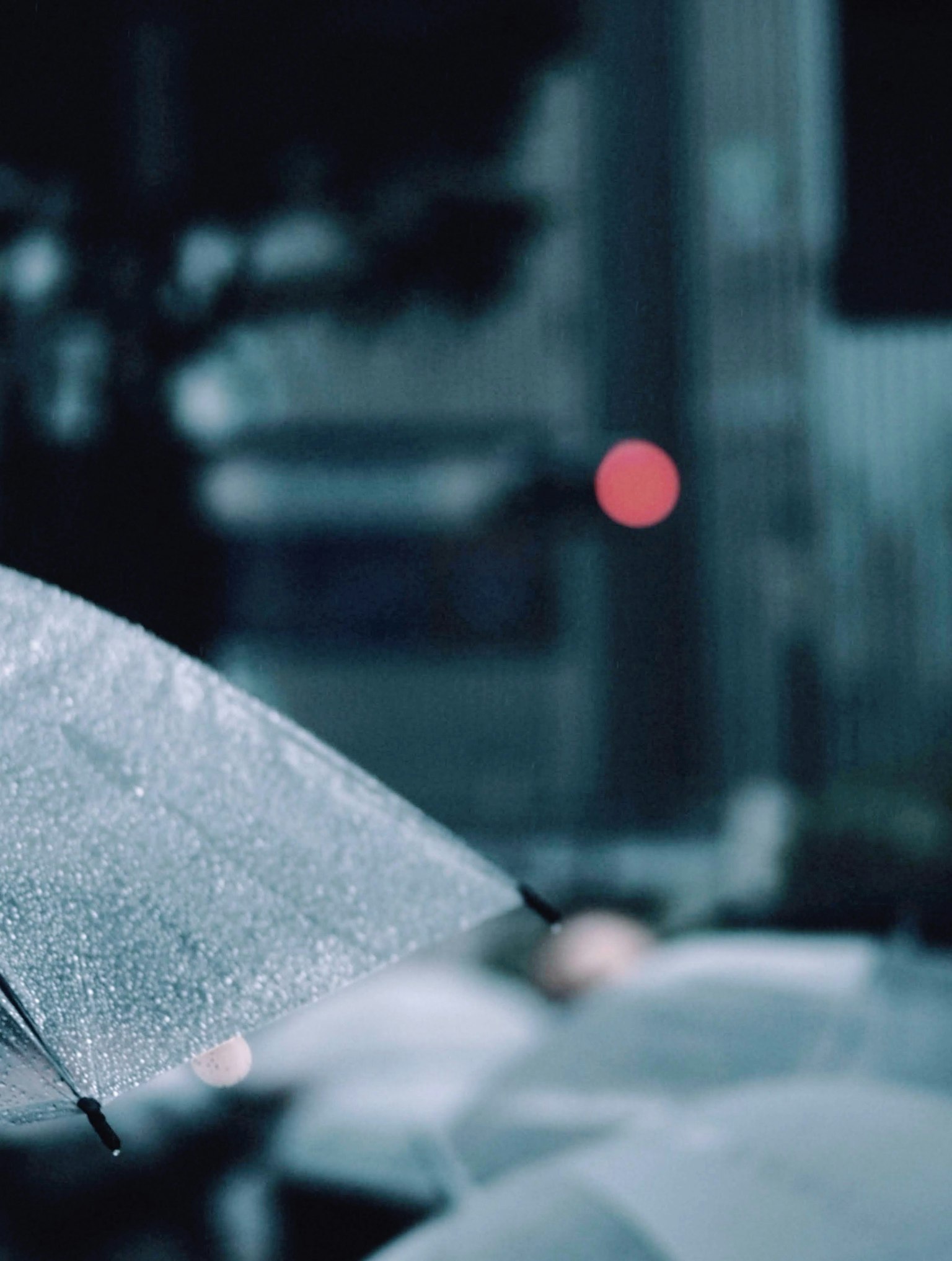 Ô ướt với nền thành phố mờ