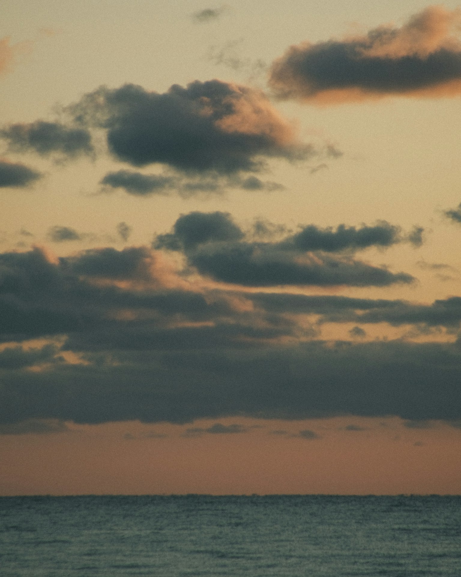 Atardecer sobre el océano con nubes