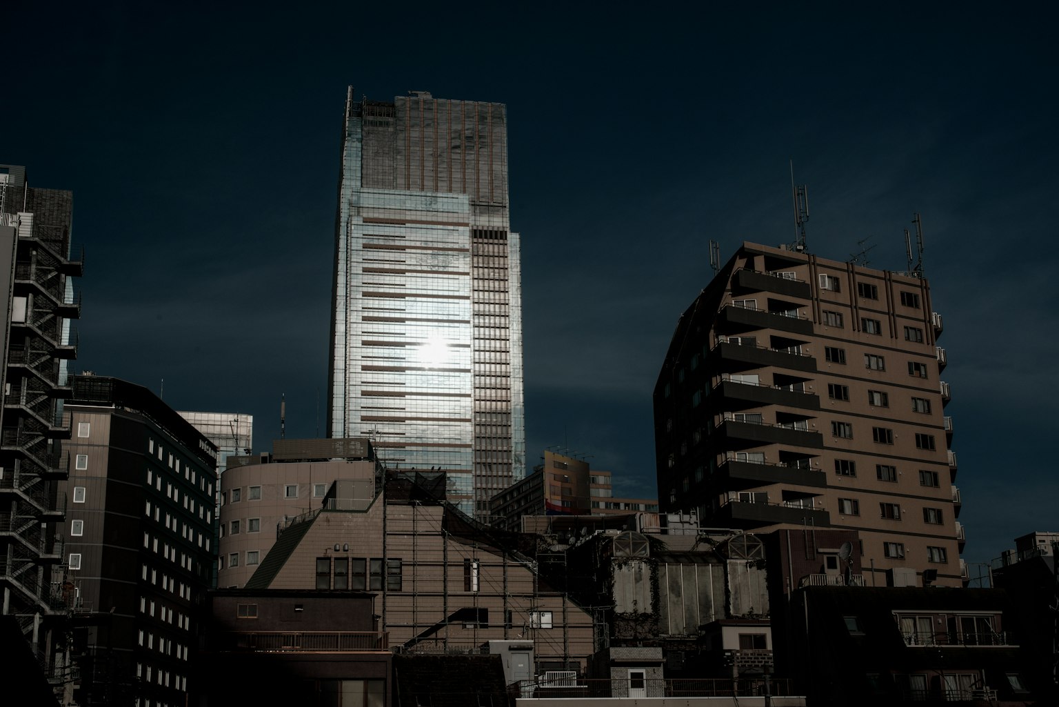 Cảnh quan đô thị vào ban đêm với tòa nhà chọc trời và các tòa nhà xung quanh